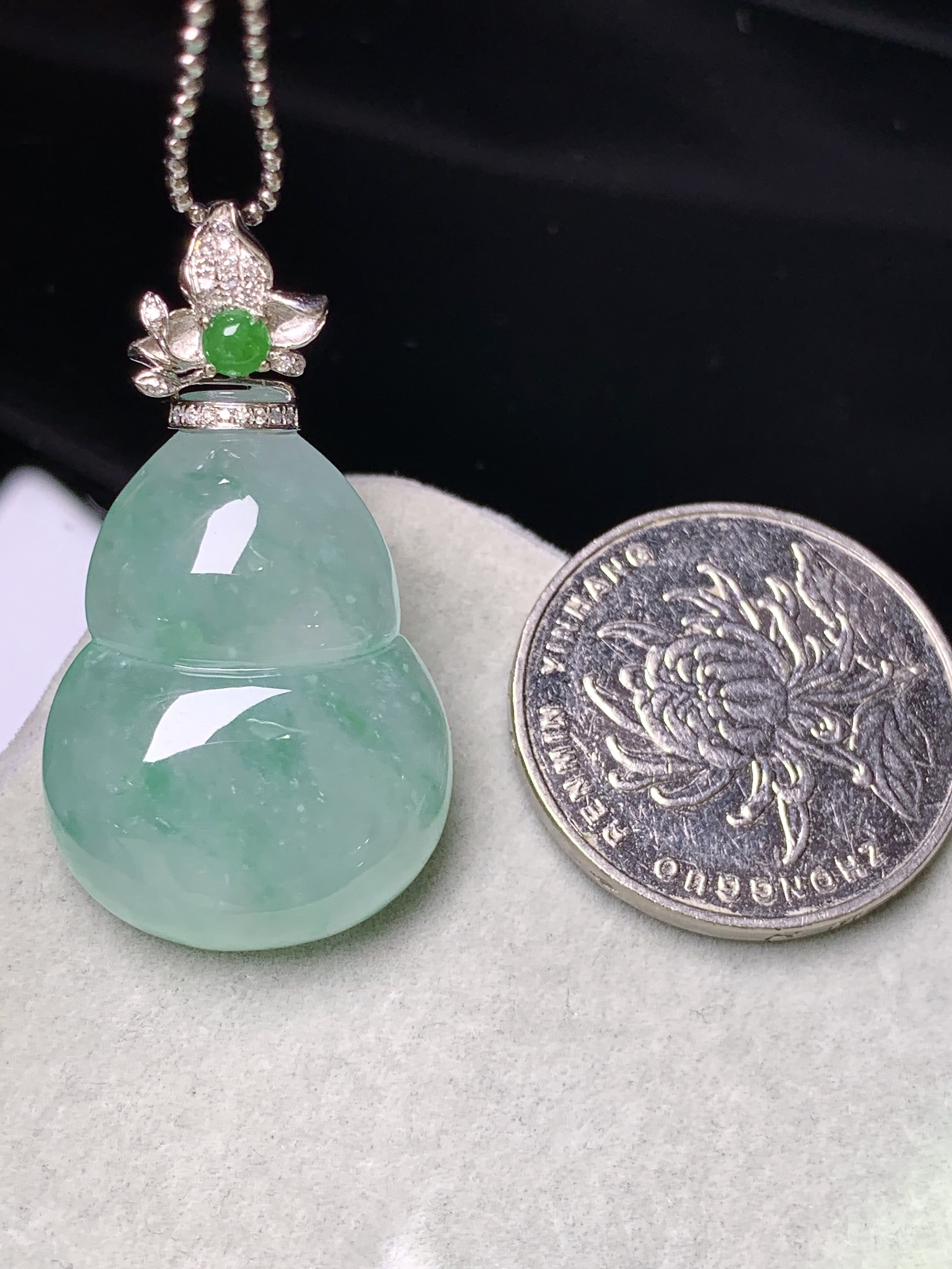 18k金钻镶嵌冰种飘花葫芦吊坠 玉质细腻 色泽艳丽清新 水润亮眼 整体尺寸37*20.3*6.8k1