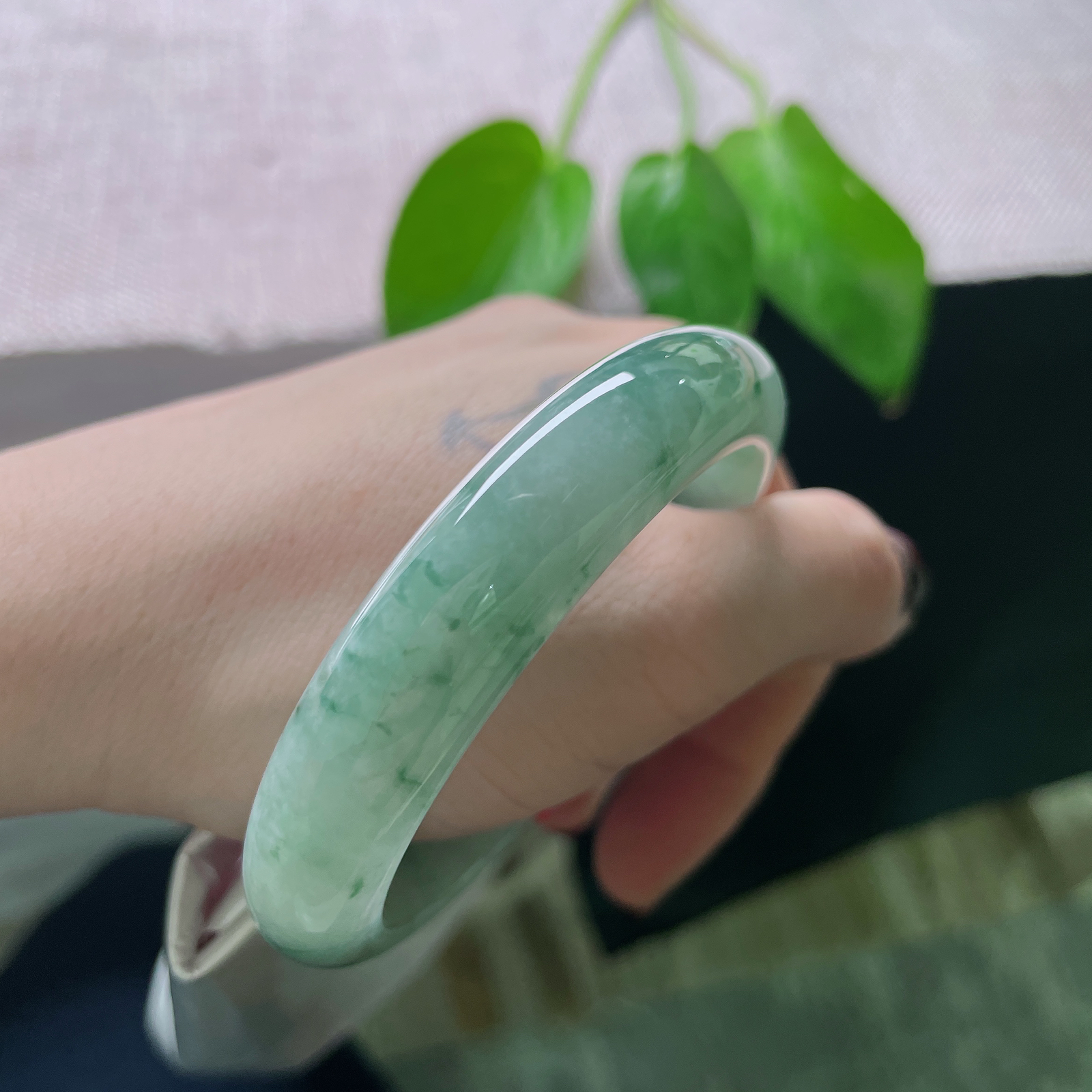 56/12.5/8.3飘花正圈，顾影自怜，镯色生香，水头好，细润