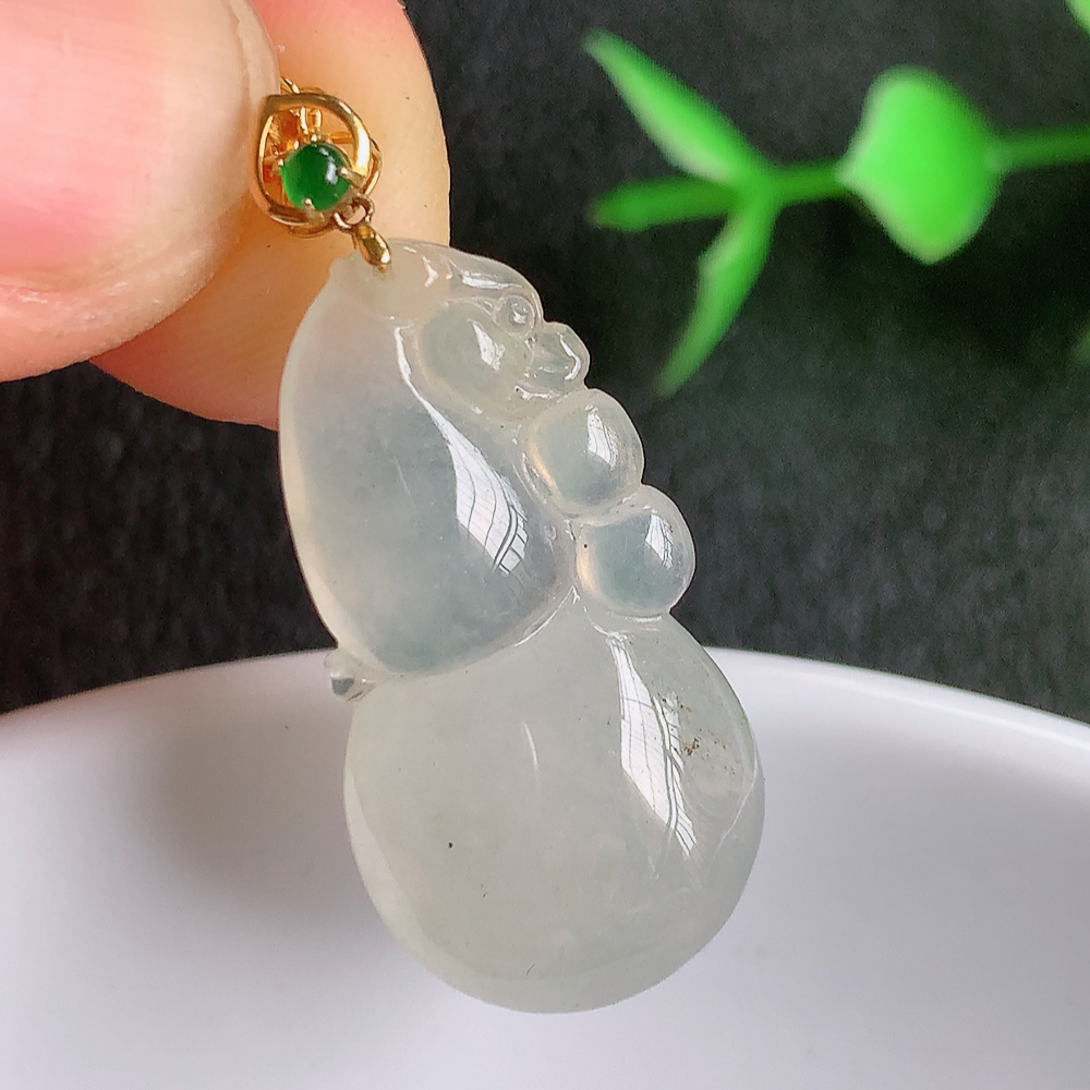 18k金扣冰润葫芦翡翠吊坠  寓意“福禄双全，加官进爵，财源滚滚” 莹润通透，抱满大气  清新脱俗 