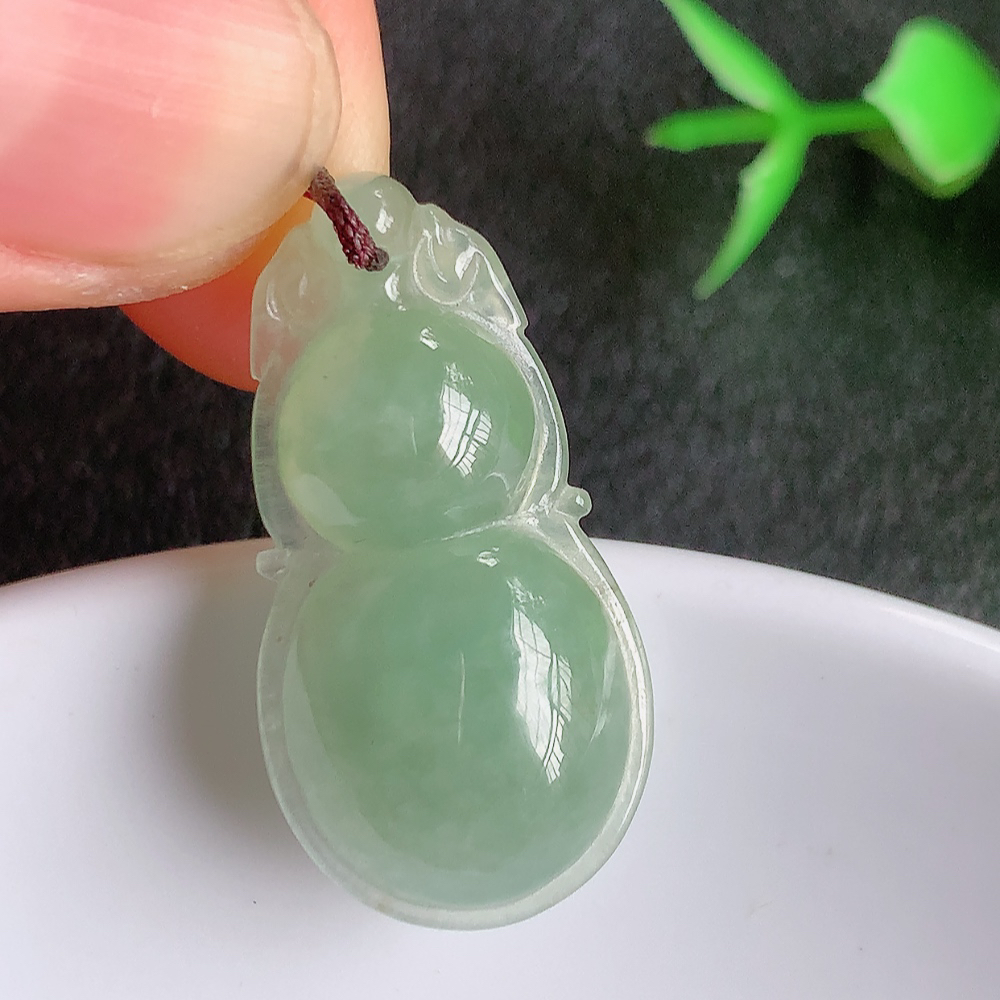 冰润葫芦翡翠吊坠  寓意“福禄双全，加官进爵，财源滚滚” 莹润通透，抱满大气  清新脱俗    W3