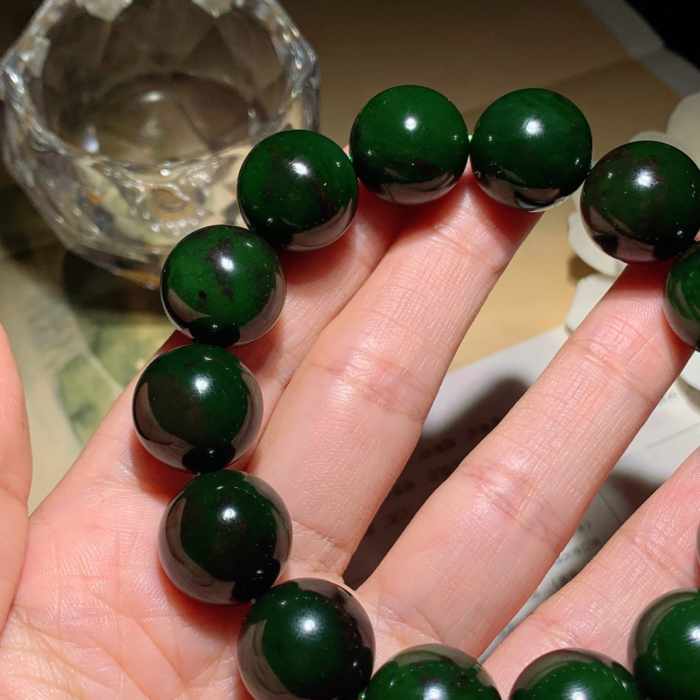 和田玉七号矿红皮料菠菜绿俄罗斯碧玉手串。单颗尺寸16重93.8克。玉质细腻油润。手推出油。佩戴高端典雅。lt260415