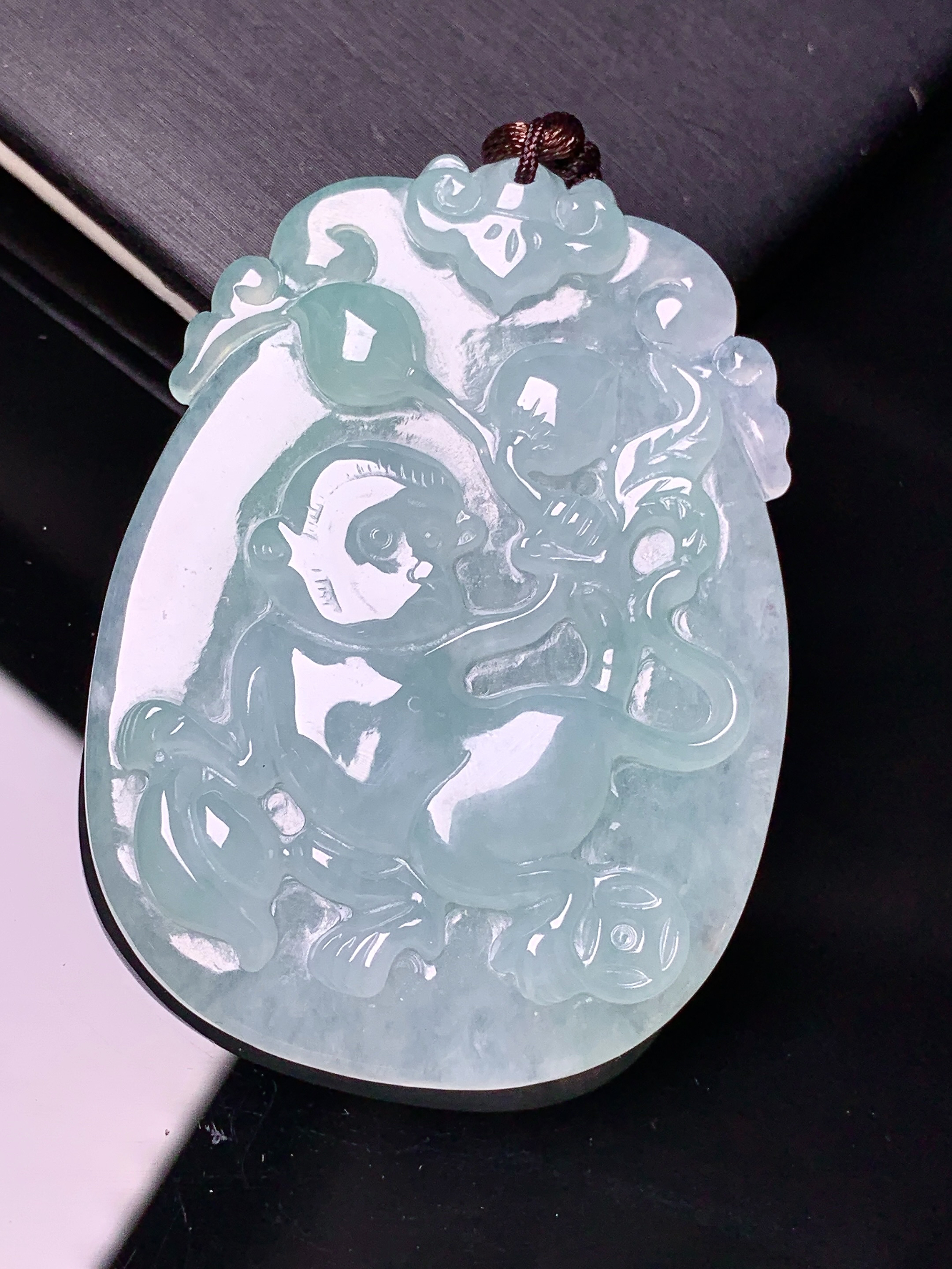 冰种灵猴献寿吊坠 玉质细腻 水润亮眼 色泽艳丽 整体尺寸51.5*37.6*5.5b2