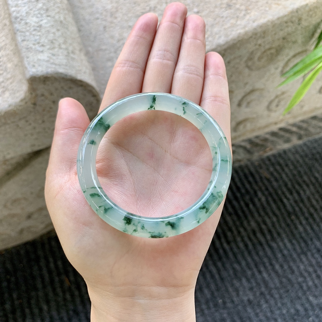 圆条52 53【圈口】53.8/9.2/8.5【编码】GF041595【描述】冰糯飘花，清透，水润，