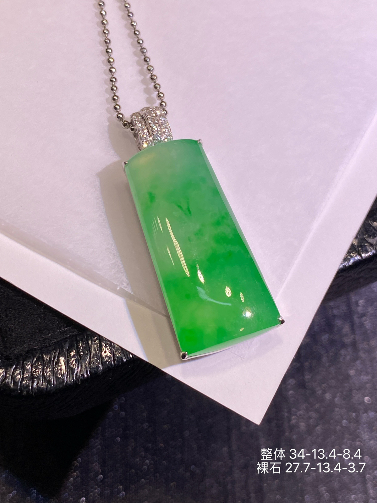 甜阳绿·无事牌，18k金镶嵌
厚装饱满，色鲜诱人，简约却藏不住的贵气..