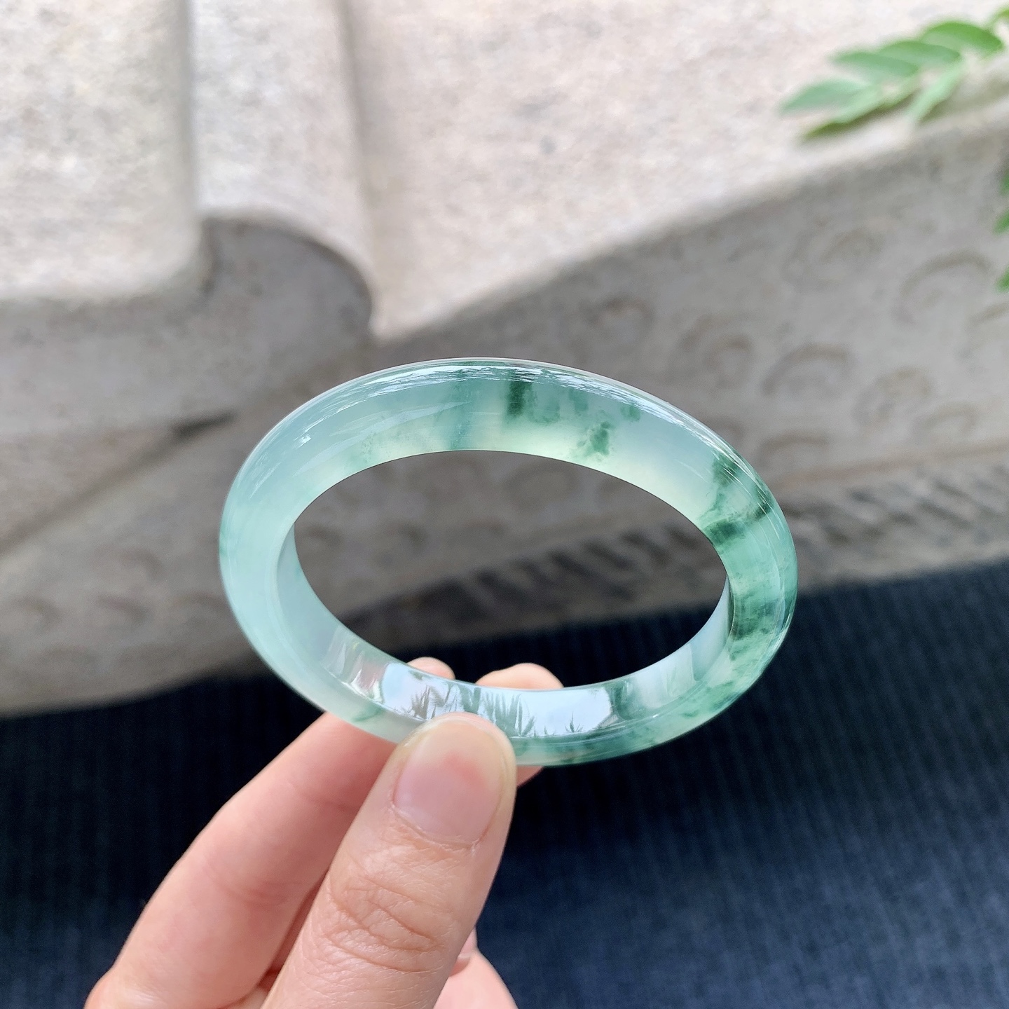 贵妃50 51 圈口51.3/45.4/9.5/7.4 糯冰飘绿花，水润，种老，细腻，打灯有纹线GL121337