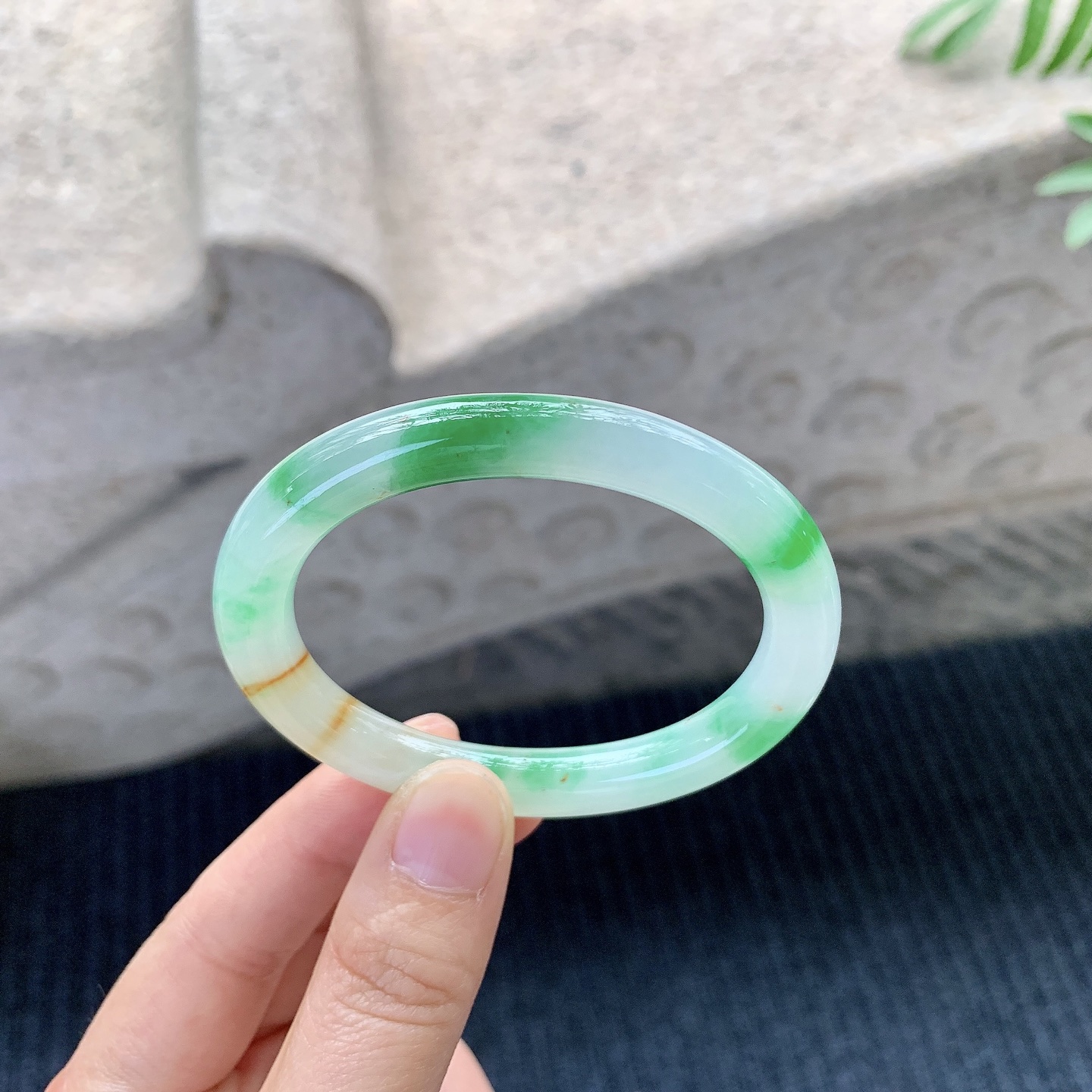 贵妃52 53【圈口】53/45/8.2/8【编码】B2121414【描述】冰糯黄加绿，水润，种老，细腻，打灯有纹线