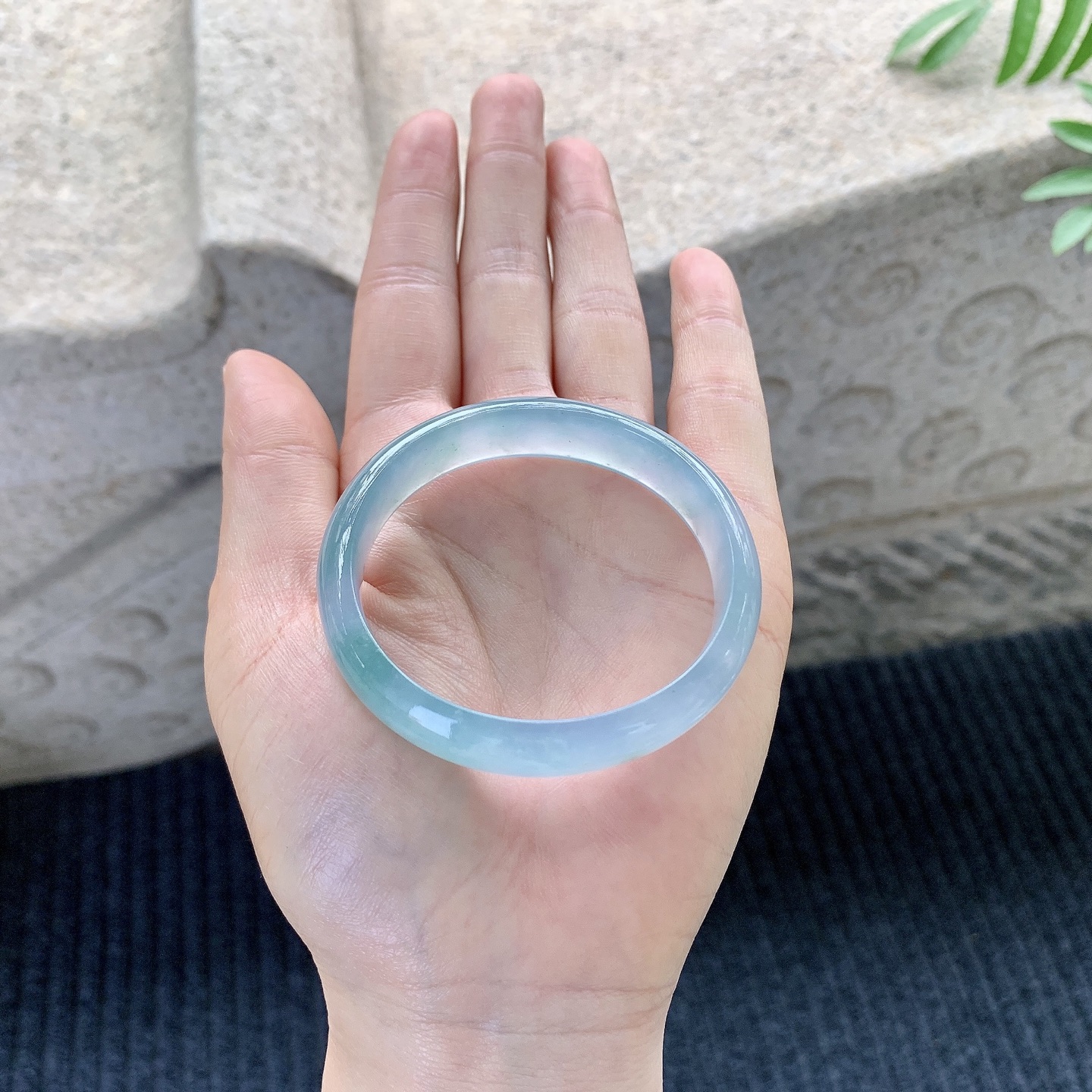 贵妃49 50【圈口】50.6/45.6/11.8/6【编码】H1121433【描述】冰糯紫底飘花，水润，种老，细腻，无裂