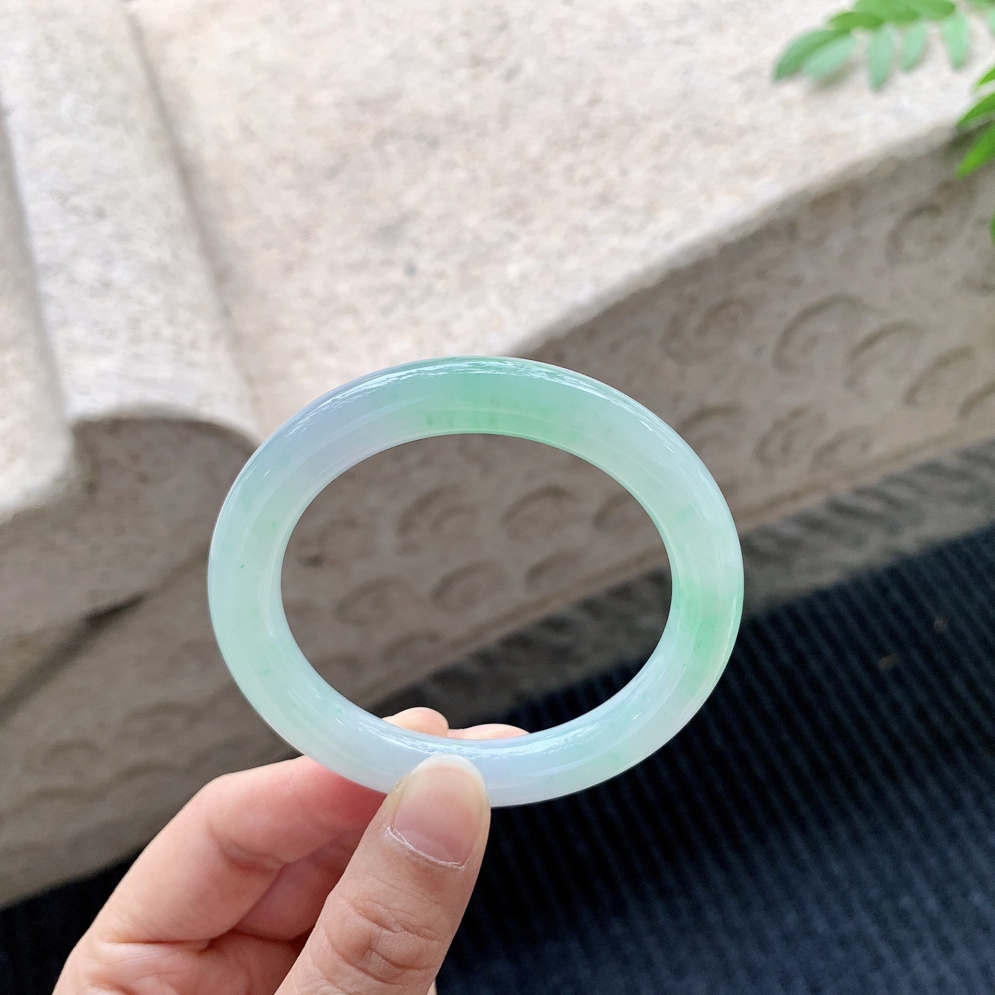 圆条50 51【圈口】51.4/9/9.1【编码】A2041508【描述】细糯飘绿，水润，种老，细腻，有纹线