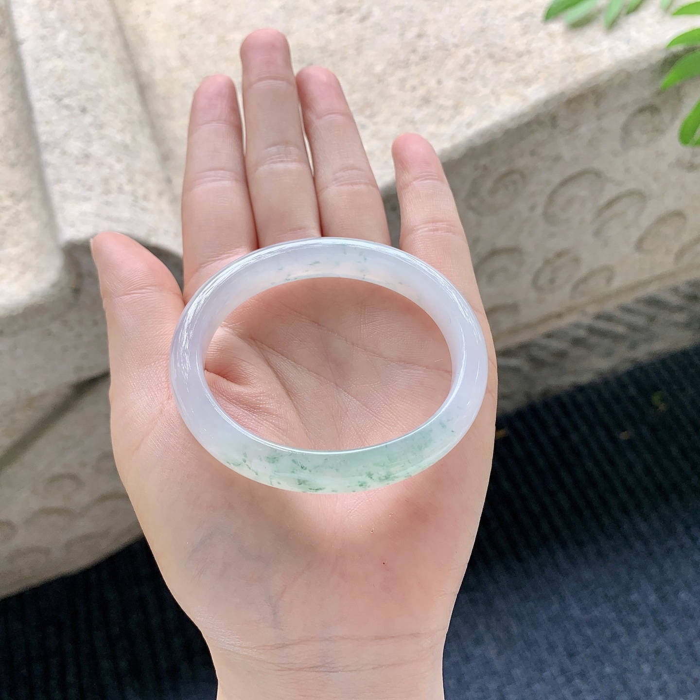 贵妃51 52【圈口】52.8/54.4/10/7【编码】A2041501【描述】糯冰飘花，水润，种