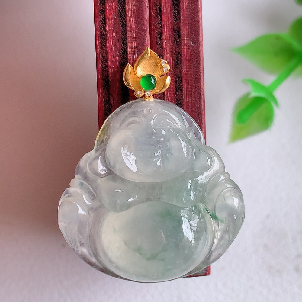 18k金扣冰润飘花佛公挂件 玉质细腻  精雕弥勒佛，笑佛福耳垂肩，面相喜庆，开怀大笑，憨态可掬。惟妙惟肖，寓意福禄双全，吉祥美满，笑口常开 W01.13  尺寸：23-23.5-6mm