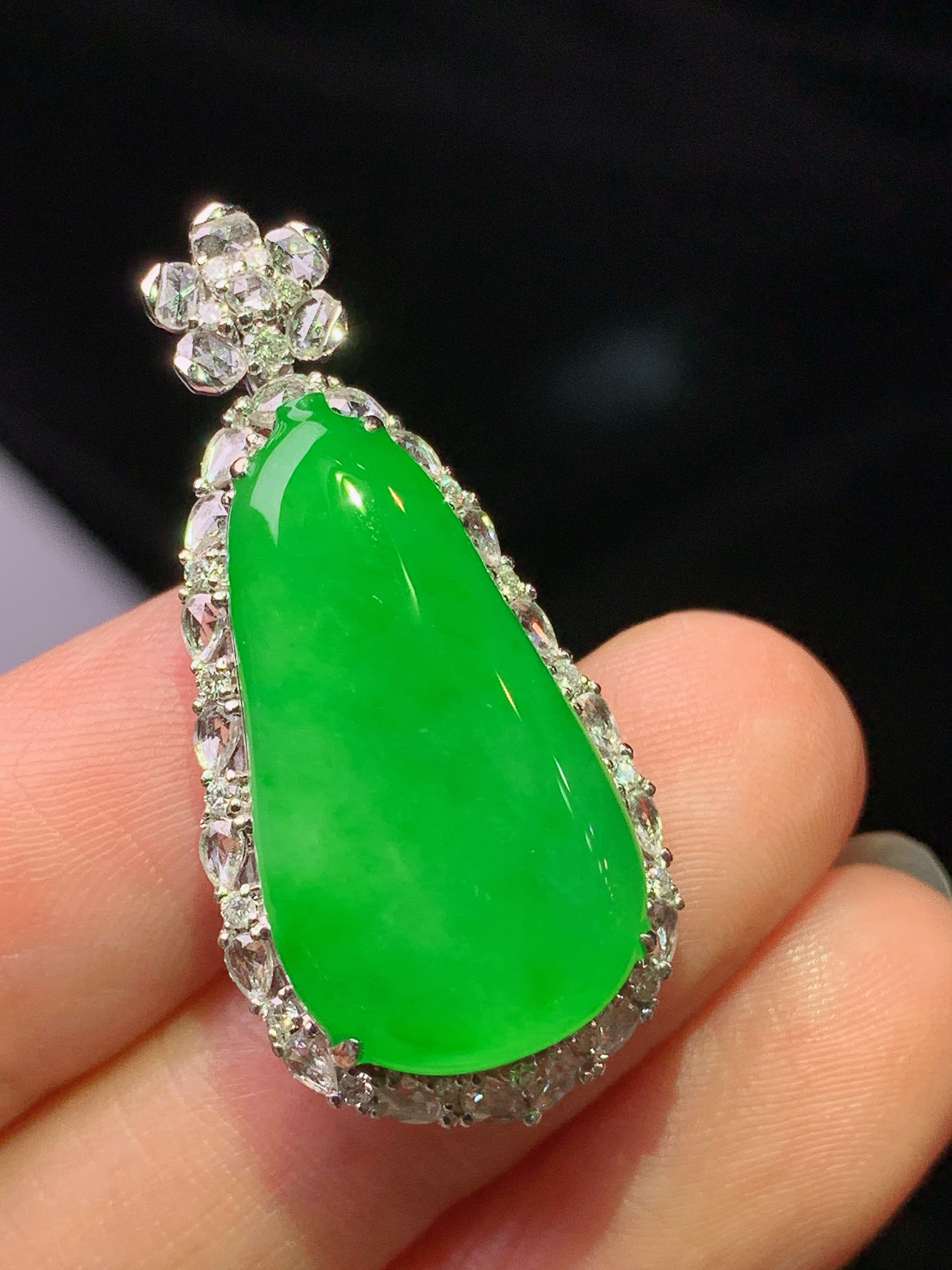 18k金钻镶嵌满绿福瓜吊坠 玉质细腻 水润亮眼 色泽艳丽 整体尺寸34*16*9.5g1