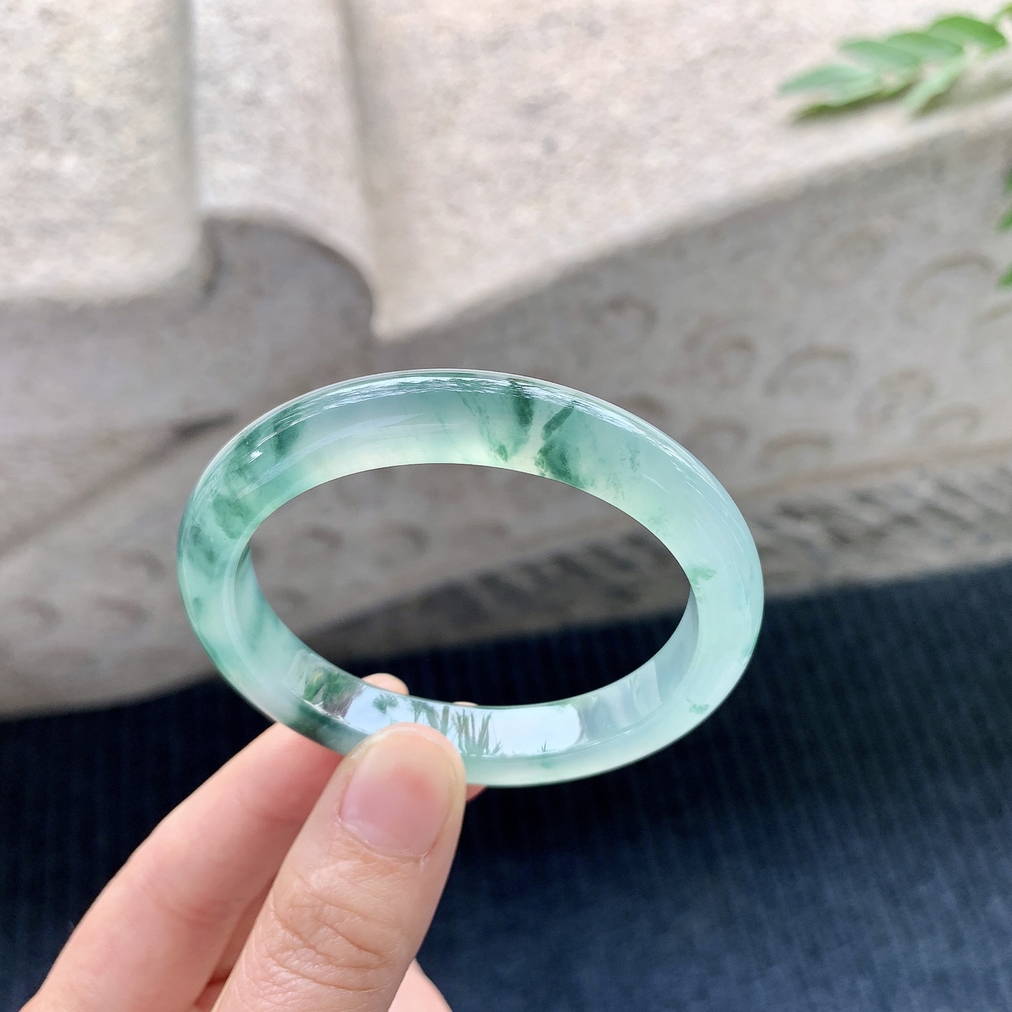 贵妃50 51 圈口51.3/45.4/9.5/7.4 糯冰飘绿花，水润，种老，细腻，打灯有纹线GL121337