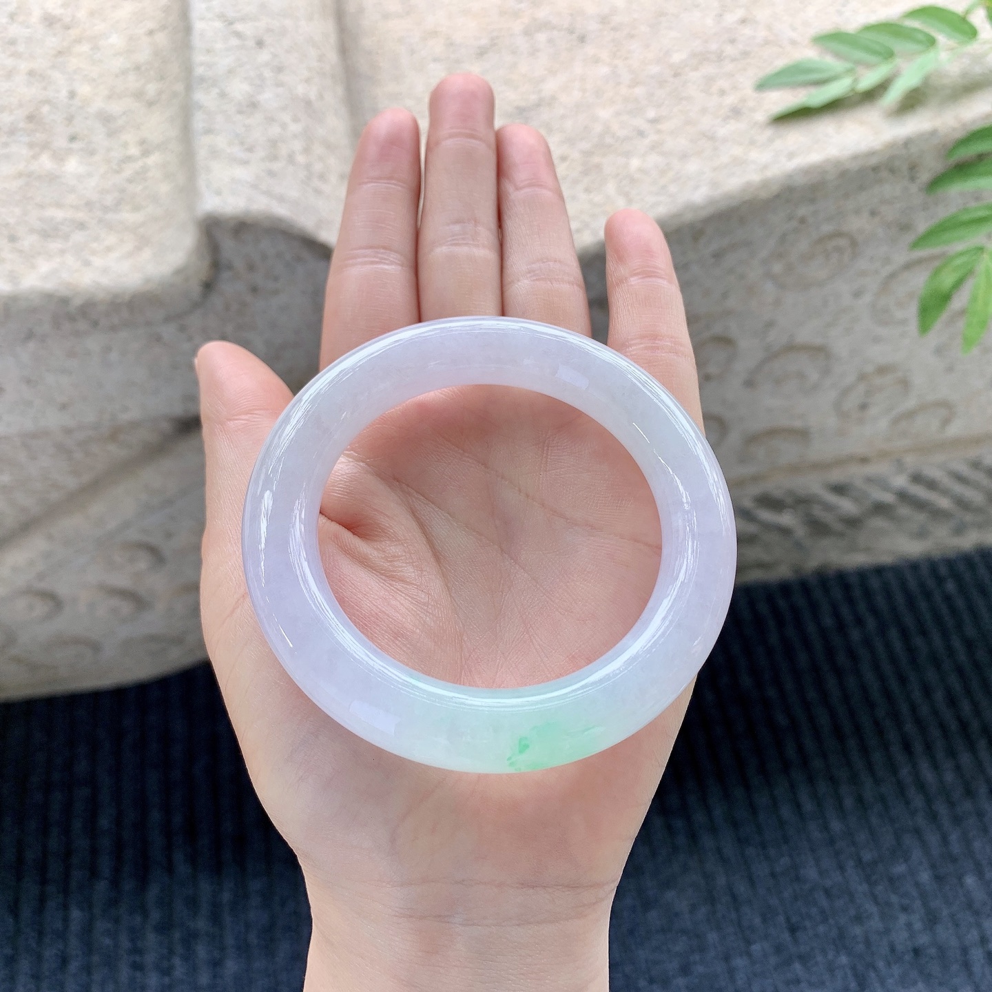 圆条53 54 圈口54.8/11.6/11.4 冰糯淡春彩，水润，种老，细腻，打灯有絮线G6032234