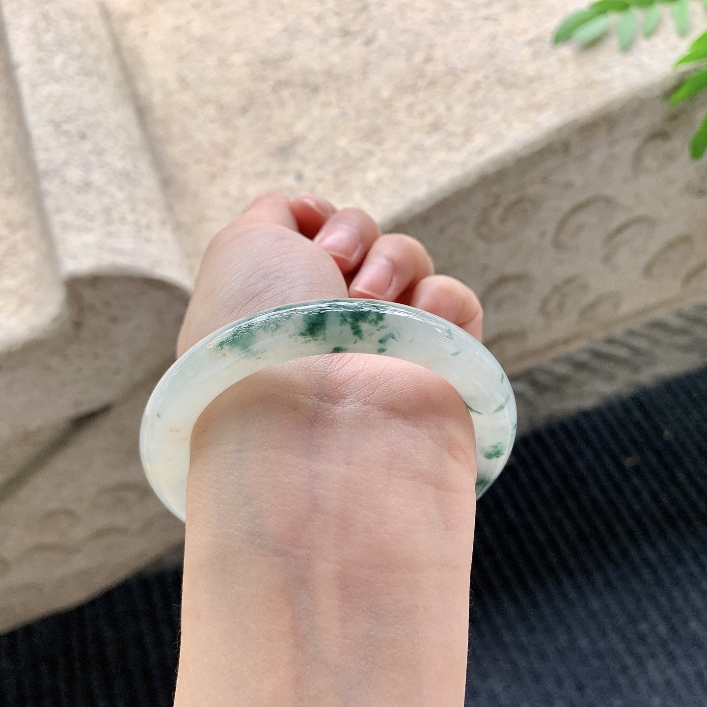 圆条53 54【圈口】54.7/9.3/9.2【编码】A1041516【描述】糯冰飘花，水润，种老，细腻，打灯有棉线