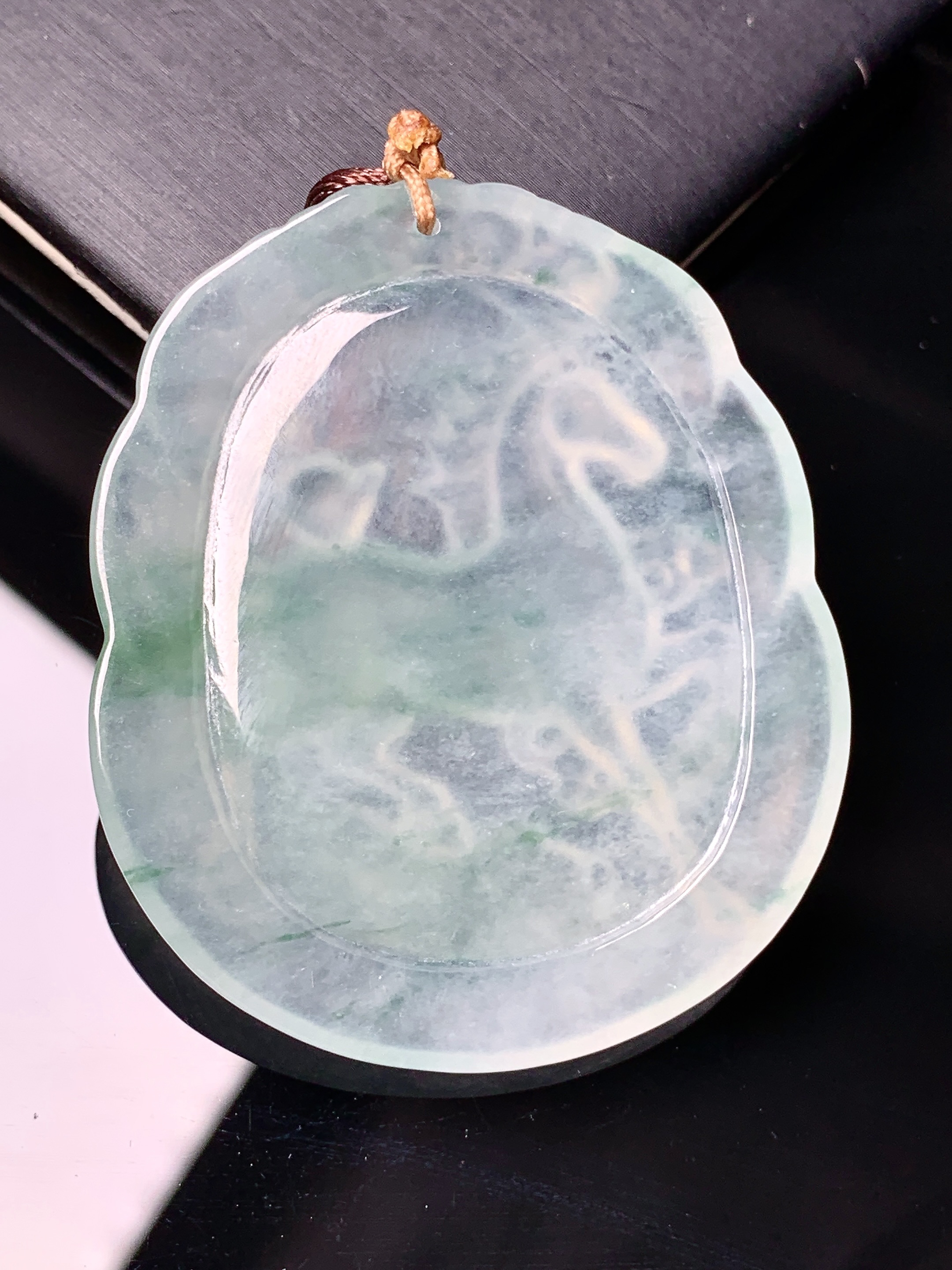 冰种飘绿生肖马牌吊坠 玉质细腻 水润亮眼 色泽艳丽 整体尺寸48.2*41.5*5b2