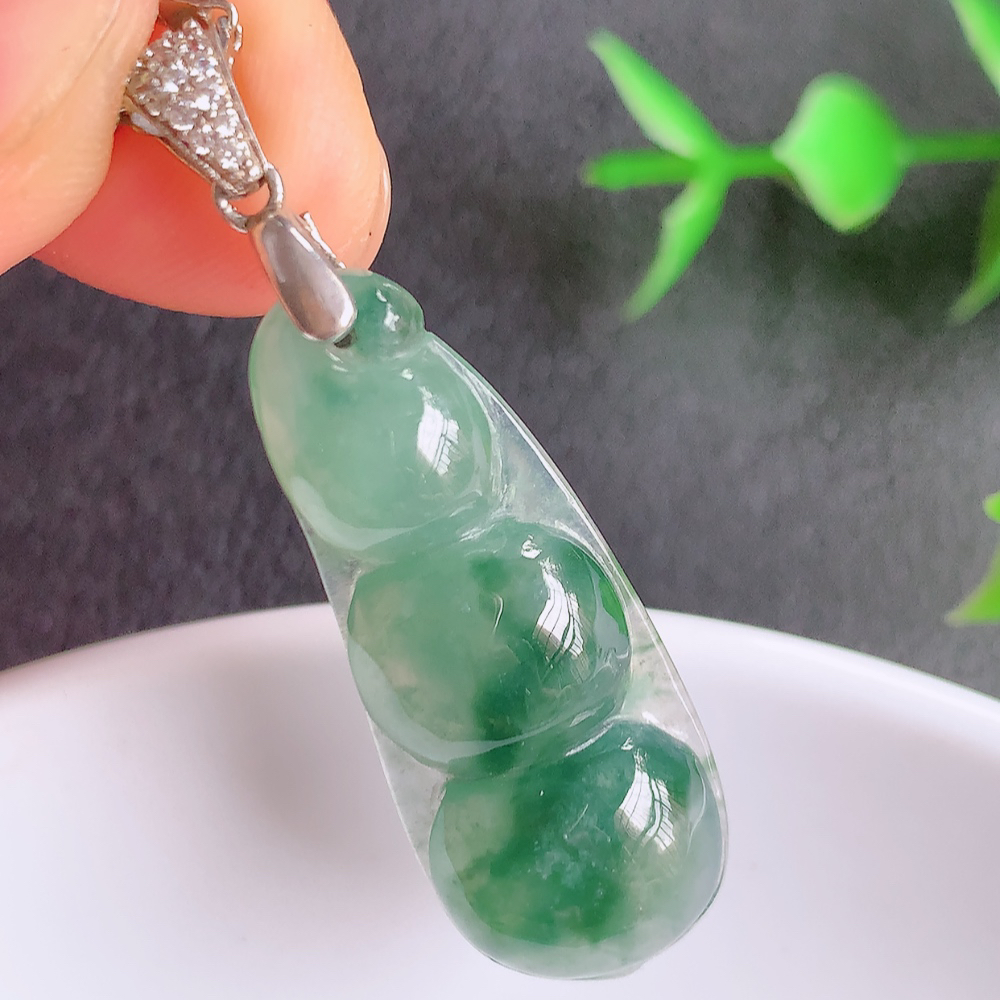 冰润飘花福豆翡翠挂件，老种飘花  冰清玉洁  胶感十足  寓意“四季平安，福气满满”颜色鲜艳，清新自然，饱满通透   925银饰扣头 W357.13  尺寸：32.3-13-6mm