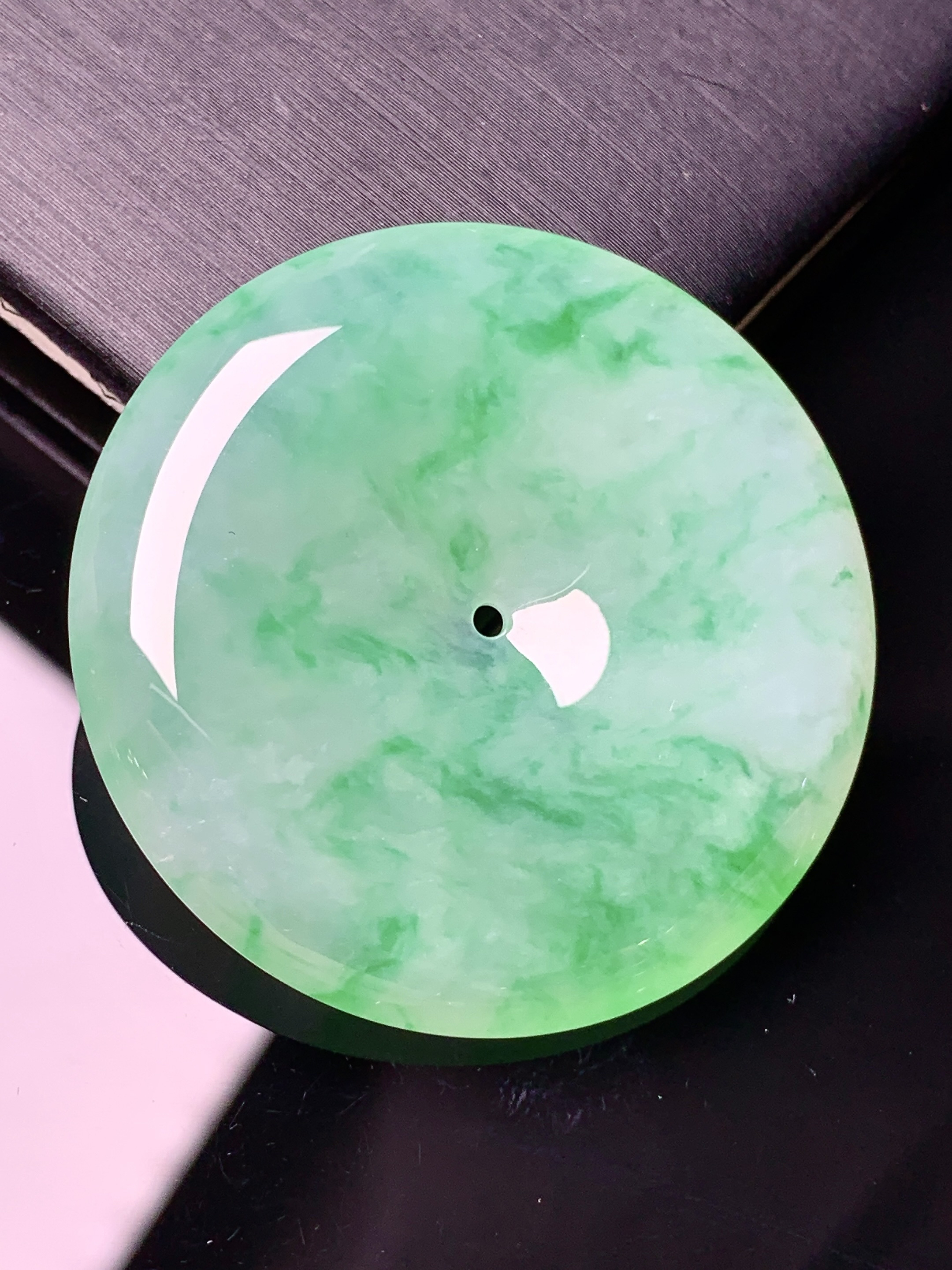 飘绿平安扣吊坠 玉质细腻 水润亮眼 色泽艳丽 整体尺寸36.2*6x1