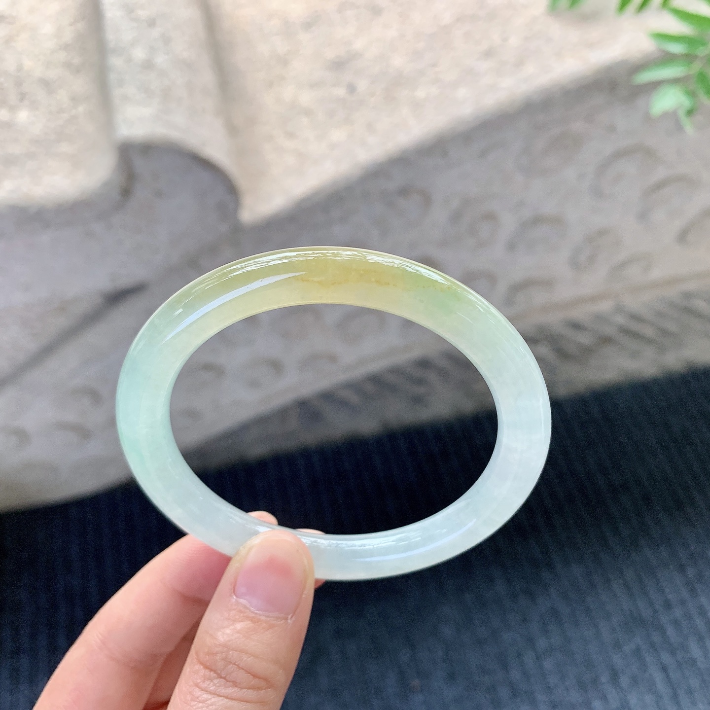 圆条55 56【圈口】56.8/8/8.7【编码】HC121429【描述】冰糯飘黄翡，水润，种老，细腻，打灯有絮线