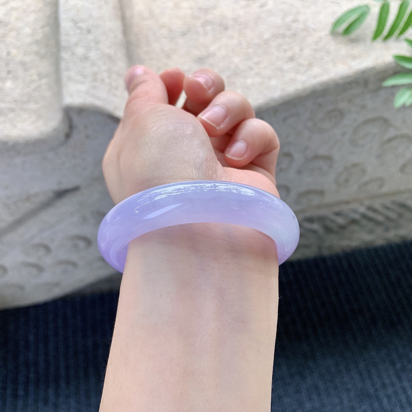 正圈50 51【圈口】51.8/12.3/8.2【编码】HT121403【描述】艳紫，水润，种老，细腻，有纹线