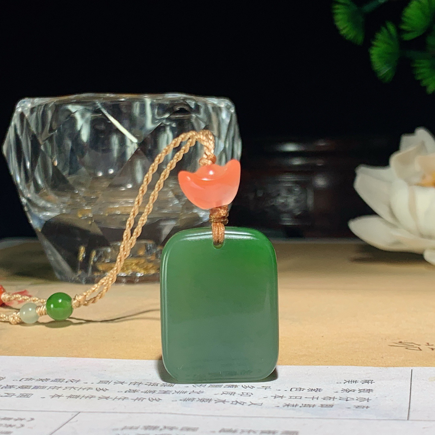 和田玉阳绿俄罗斯碧玉平安无事牌挂件。尺寸26/20/8重14克 玉质细腻油润 底色纯净 脂粉好，品质