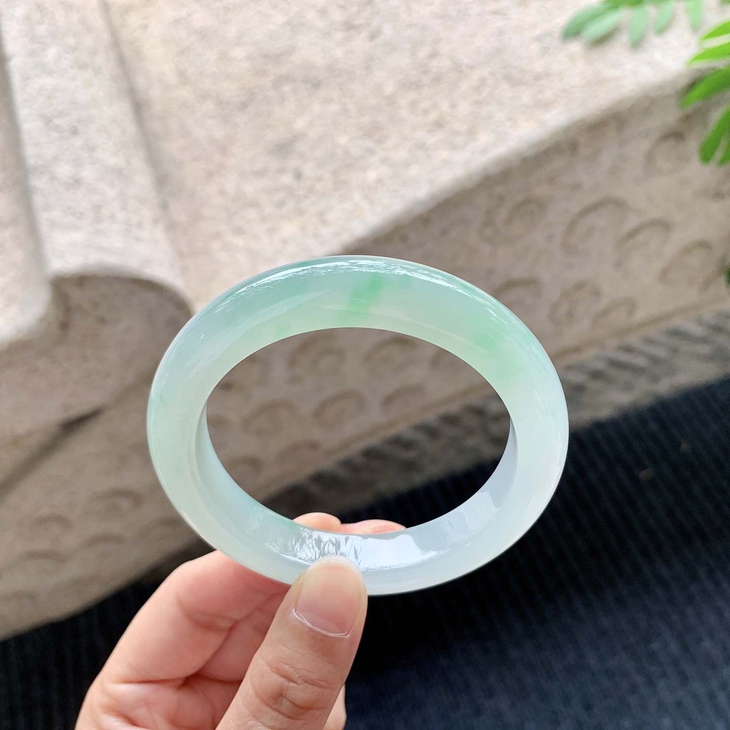 正圈54 55【圈口】55.2/11/9.3【编码】A1041515【描述】冰糯飘绿，水润，种老，细腻，无裂