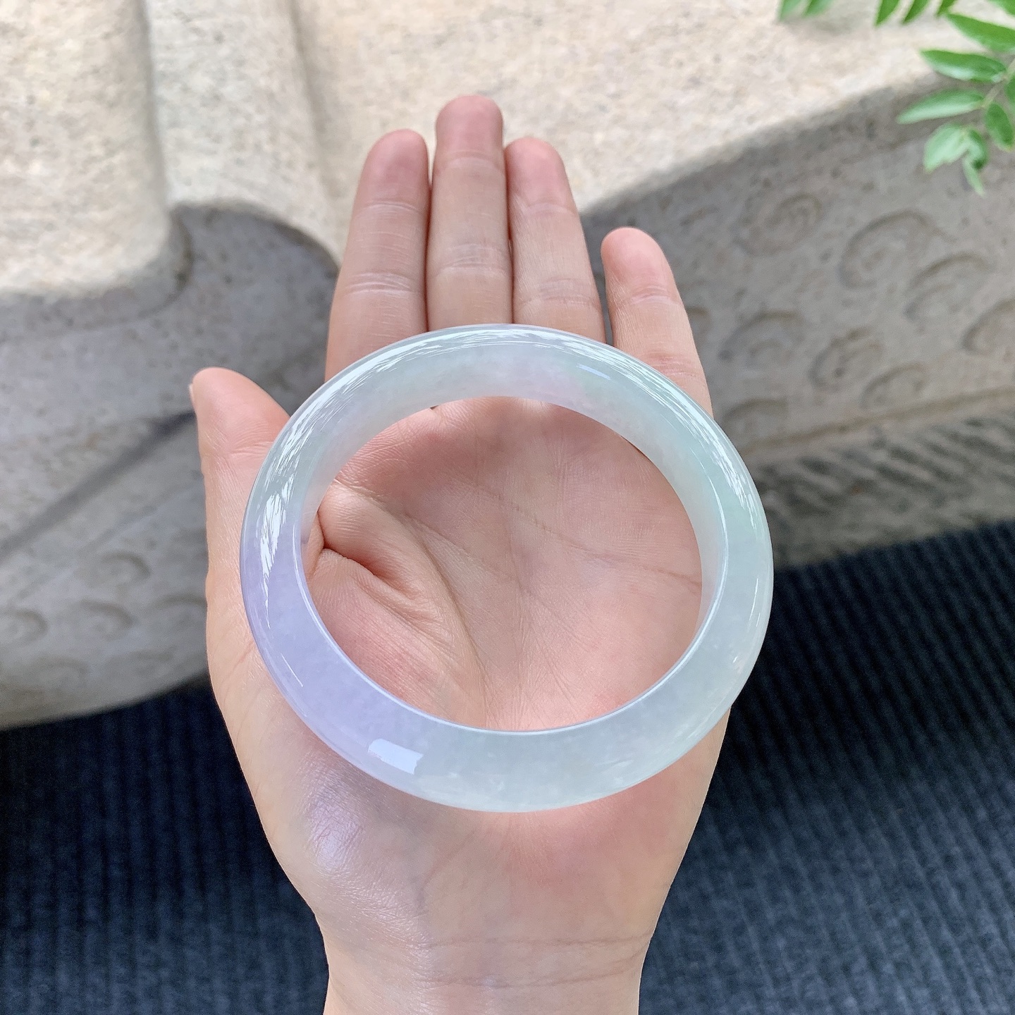 正圈59 60【圈口】60.7/13/9【编码】B2041369【描述】冰糯春彩，水润，种老，细腻，打灯有絮线