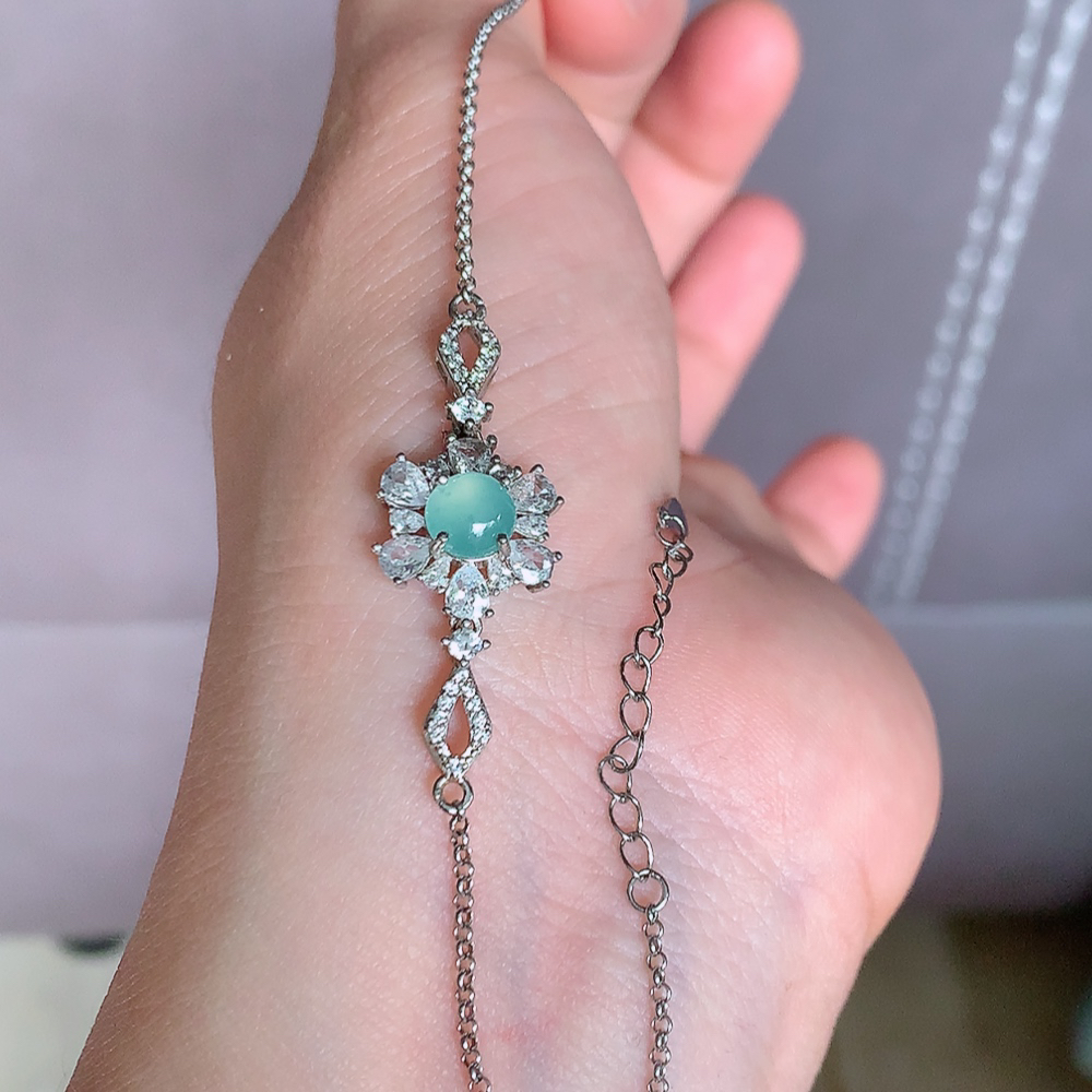 冰晴水翡翠蛋面手链，水水润润，珠圆玉润，颜色鲜艳，妙明清净，清秀高雅，佩戴效果优雅迷人！性价比超值 W481.13  整体尺寸：13.3-13.5-5.2mm    裸石尺寸：6mm