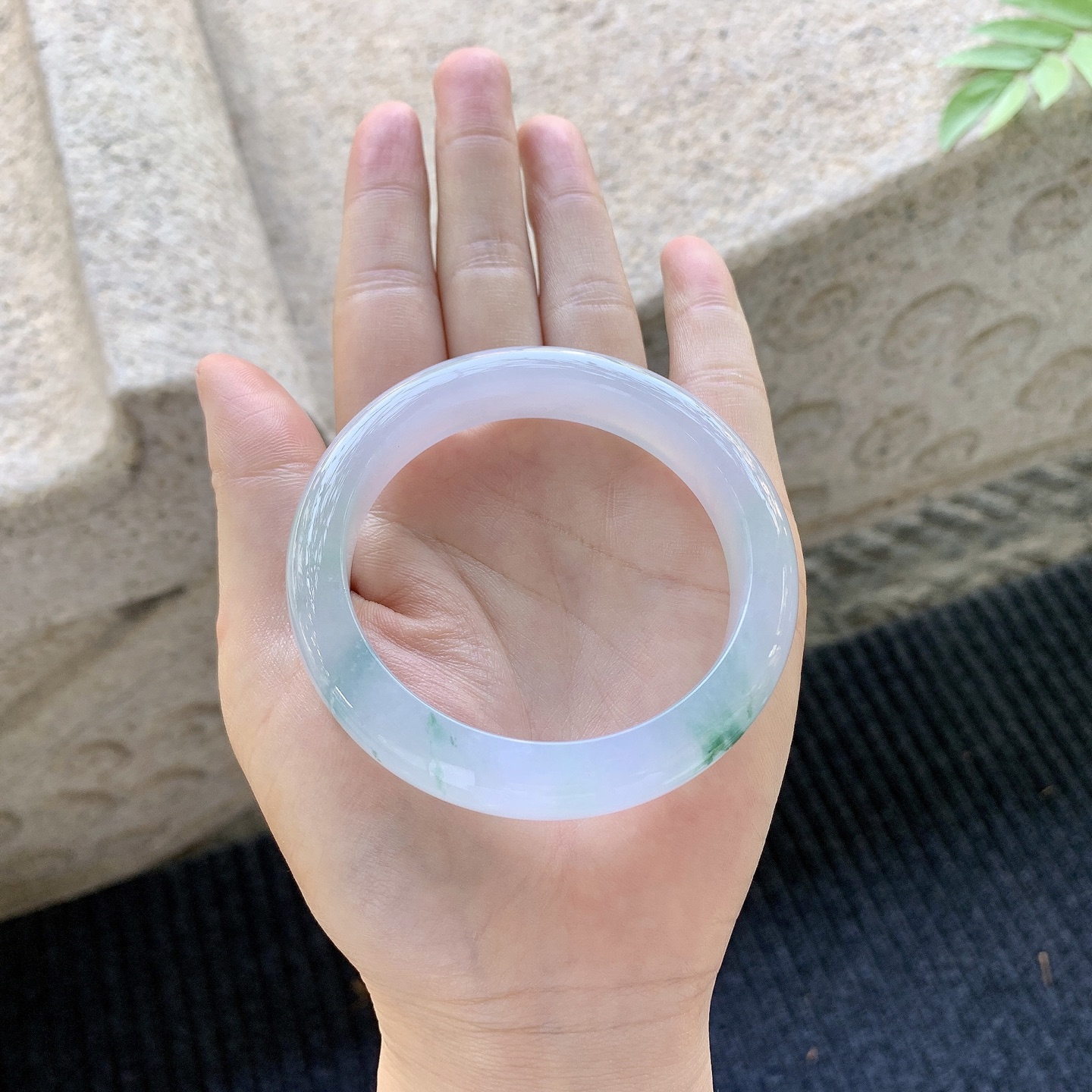 正圈54 55【圈口】54.8/11.8/8.6【编码】H6040242【描述】糯冰淡紫飘花，水润，