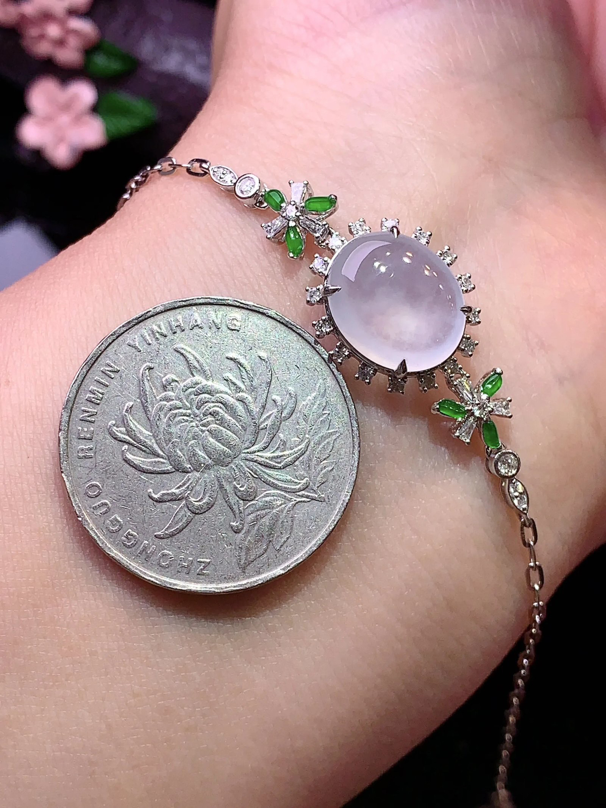 18k金钻镶嵌冰种蛋面手链 玉质细腻 色泽清新艳丽 裸石尺寸12.5*10.5*4