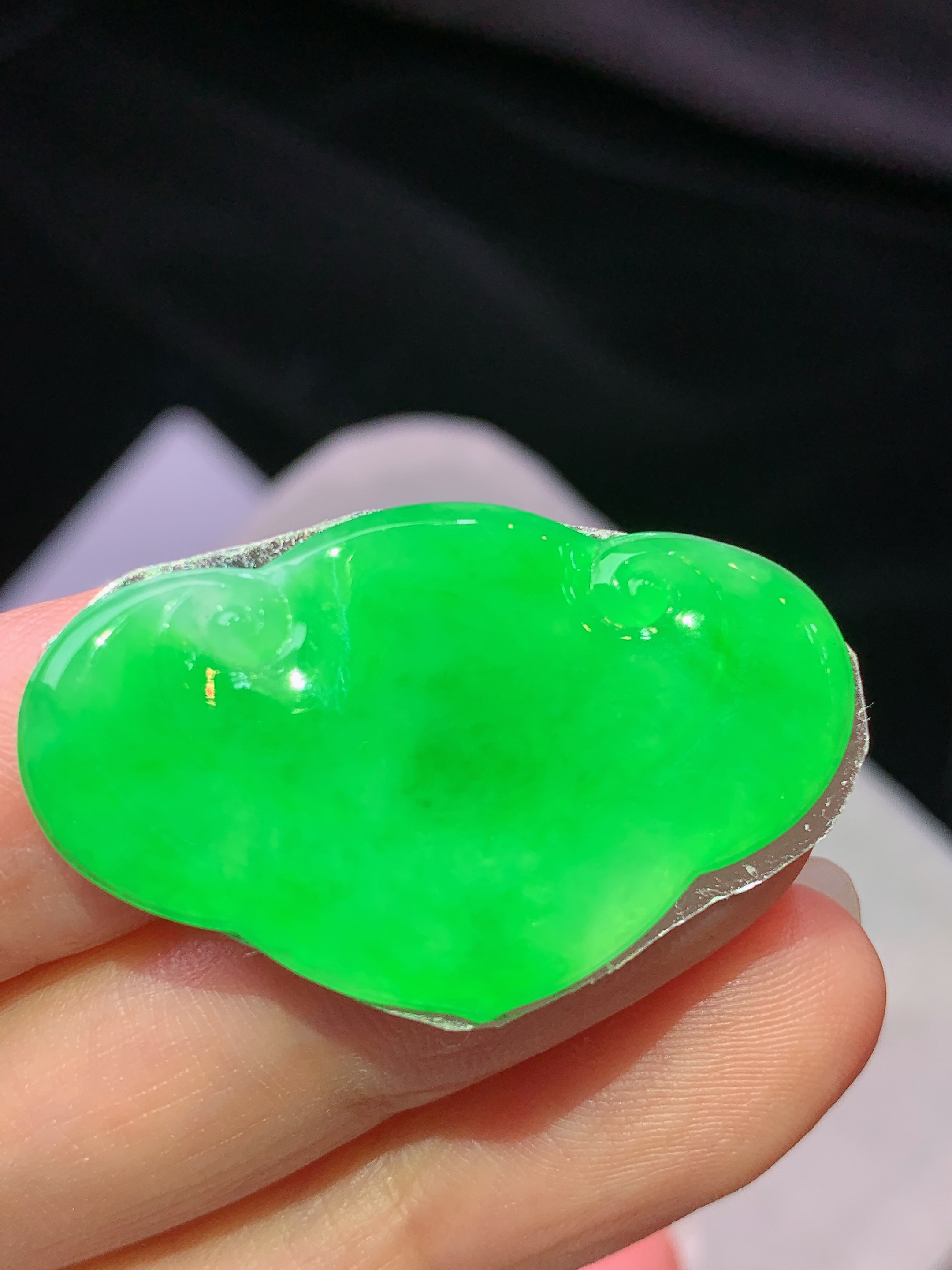 满阳绿如意头吊坠 玉质细腻 色泽艳丽清新 水润亮眼 整体尺寸21*34.2*2.5m2