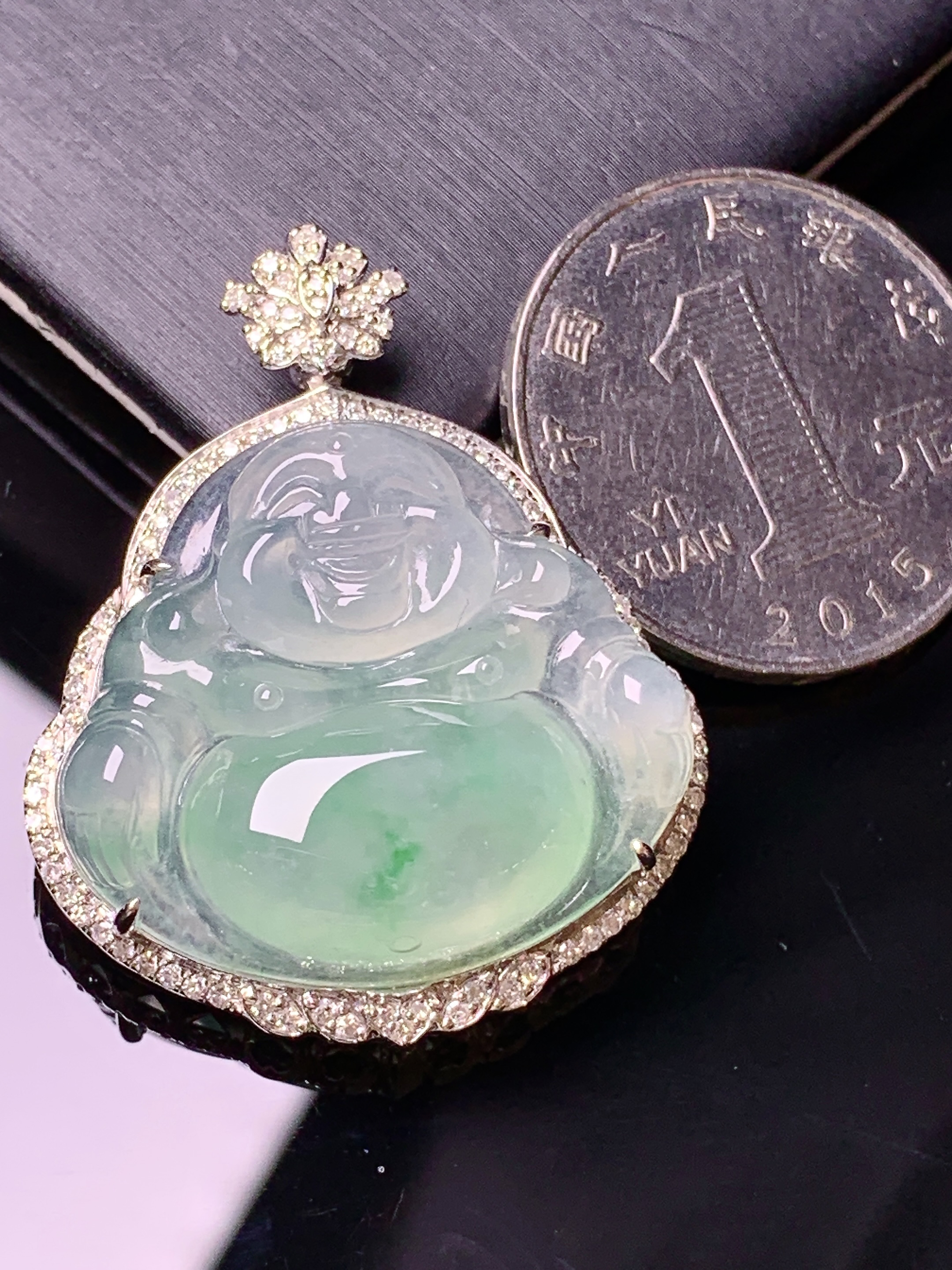 18k金钻镶嵌冰种飘绿佛公吊坠 玉质细腻 水润亮眼 色泽艳丽 整体尺寸36.5*29.5*9.3x1