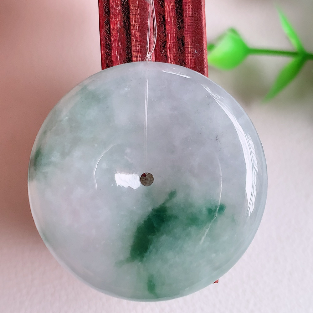 冰润飘花平安扣吊坠，厚装饱满，冰润剔透，细腻水足，种质润泽，飘花灵动，佩戴优雅大气，W49.13   尺寸：30-5.6mm