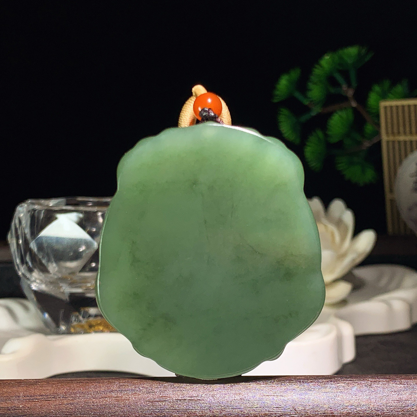 和田玉湖水绿度母菩萨挂件。尺寸53/48/11重61.5克  手推出油。玉质细腻油润。品相大气206413