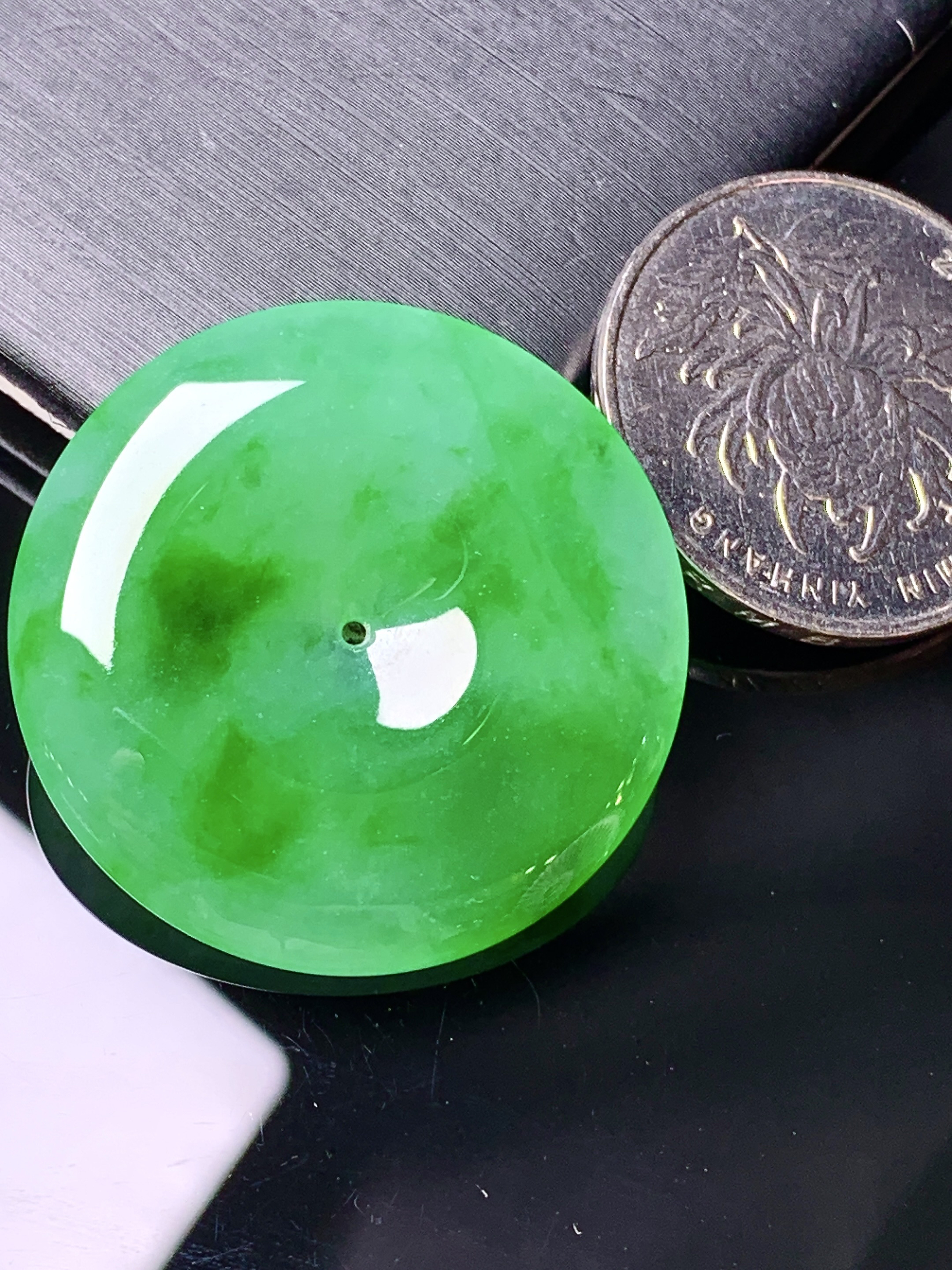 满绿平安扣吊坠 玉质细腻 水润亮眼 色泽艳丽 整体尺寸31.5*5.2d3