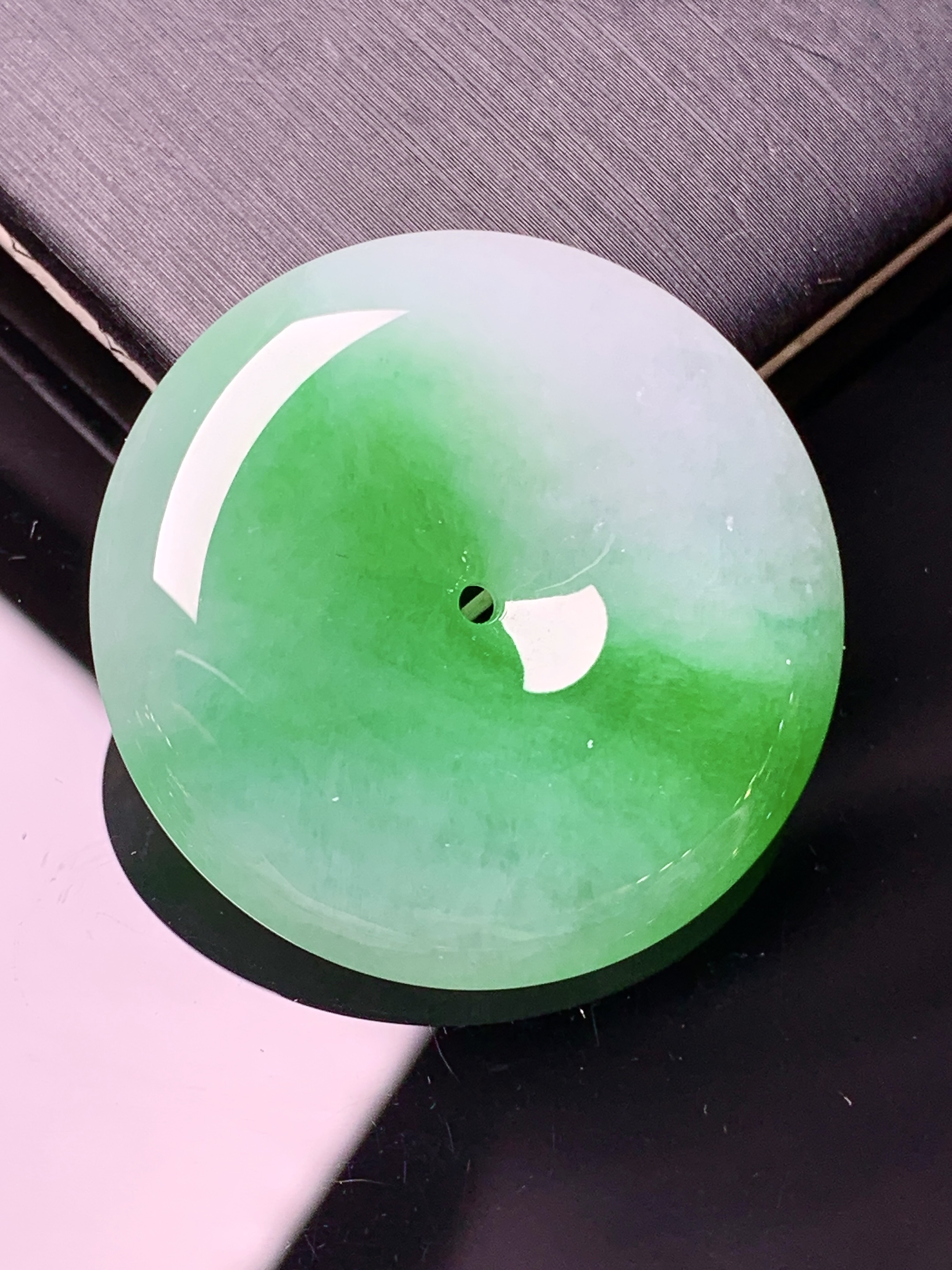 飘阳绿平安扣吊坠 玉质细腻 水润亮眼 色泽艳丽 整体尺寸30.5*6.2x1