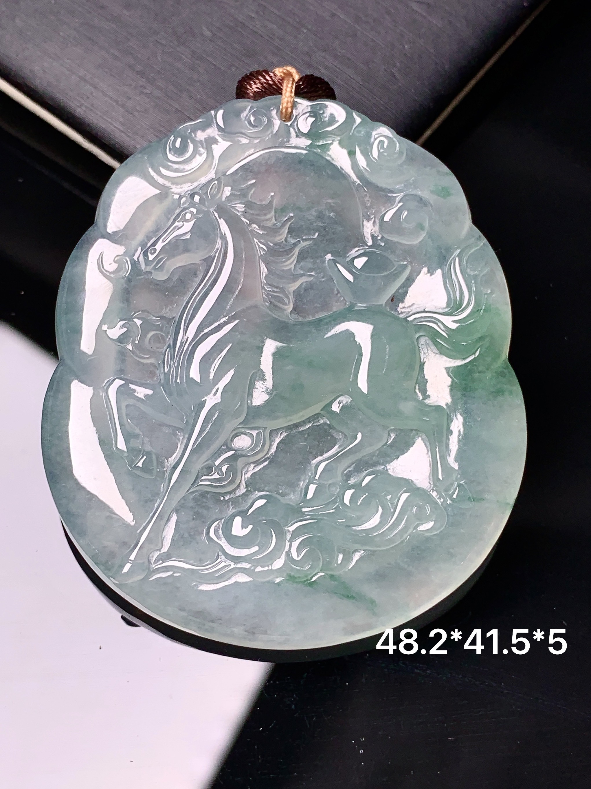 冰种飘绿生肖马牌吊坠 玉质细腻 水润亮眼 色泽艳丽 整体尺寸48.2*41.5*5b2