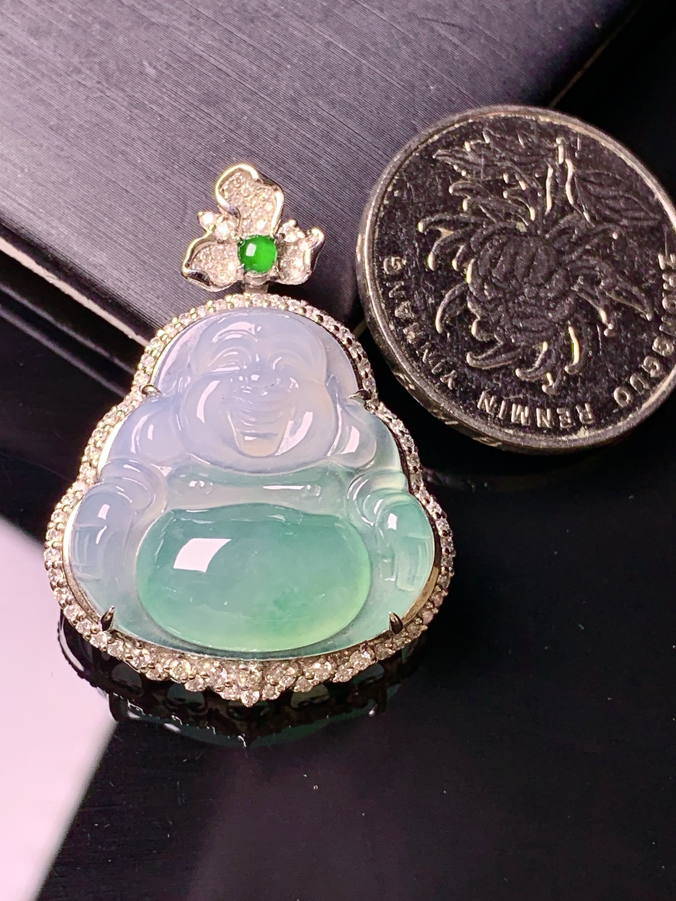 18k金钻镶嵌飘绿佛公吊坠 玉质细腻 水润亮眼 色泽艳丽 整体尺寸34.2*25.6*10.8k1