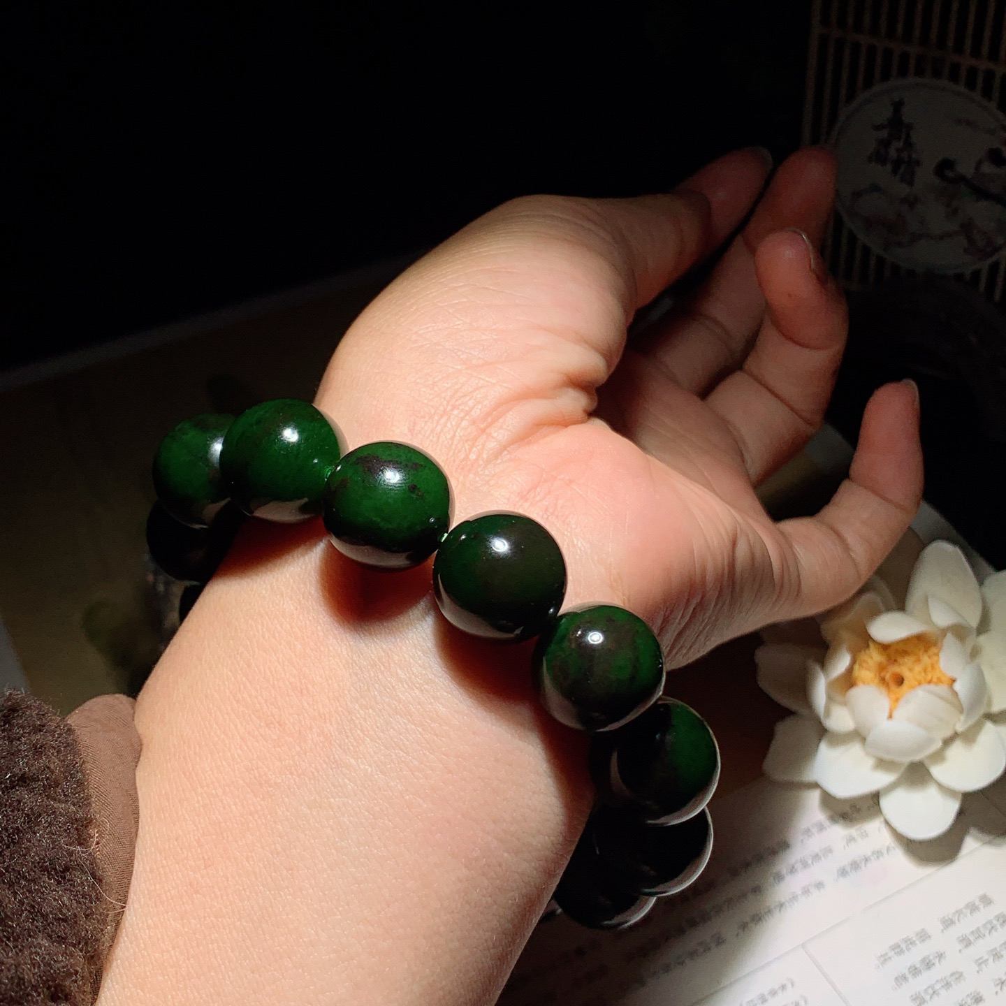 和田玉七号矿红皮料菠菜绿俄罗斯碧玉手串。单颗尺寸16重93.8克。玉质细腻油润。手推出油。佩戴高端典雅。lt260415