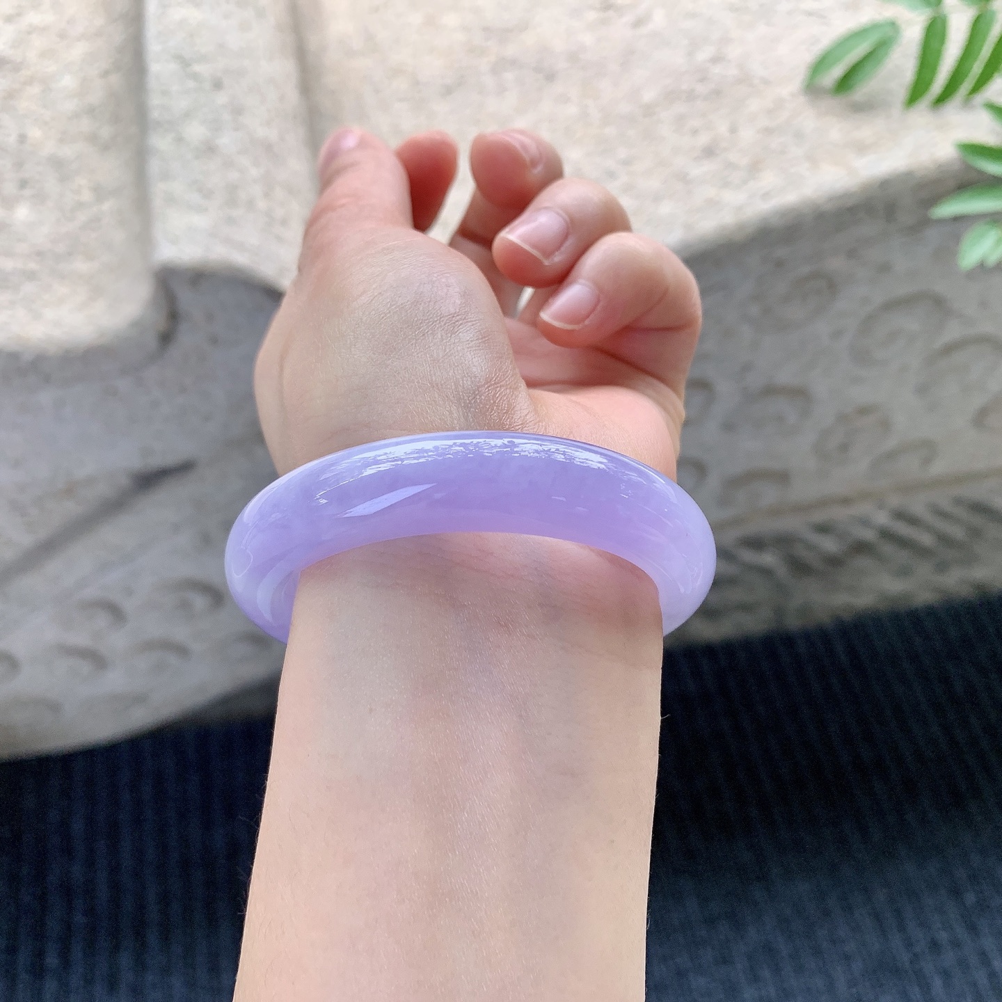 正圈50 51【圈口】51.8/12.3/8.2【编码】HT121403【描述】艳紫，水润，种老，细腻，有纹线