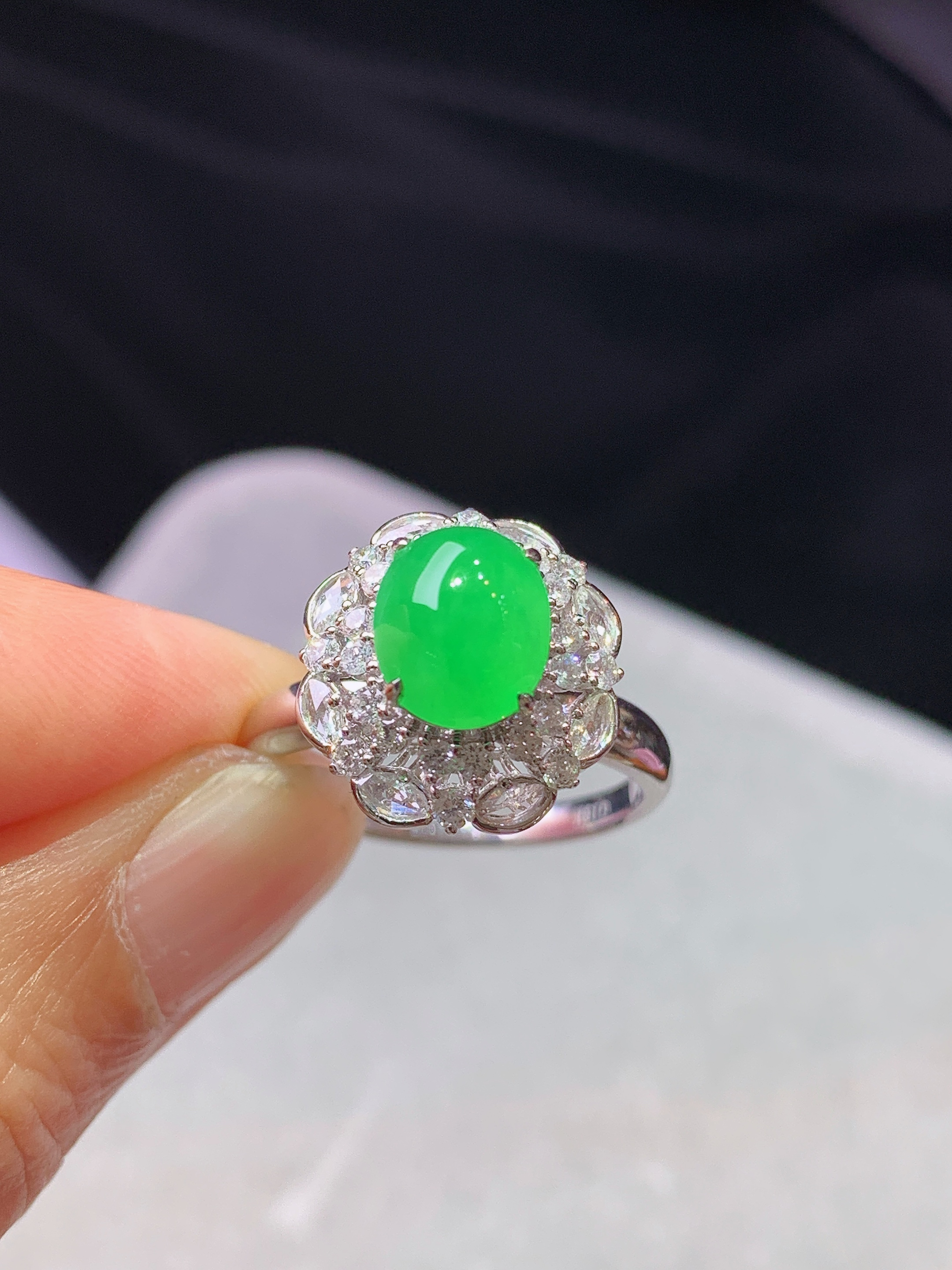 18k金钻镶嵌翠绿蛋面戒指 玉质细腻 水润亮眼 色泽艳丽 圈口14 整体尺寸14*13*12.2k1