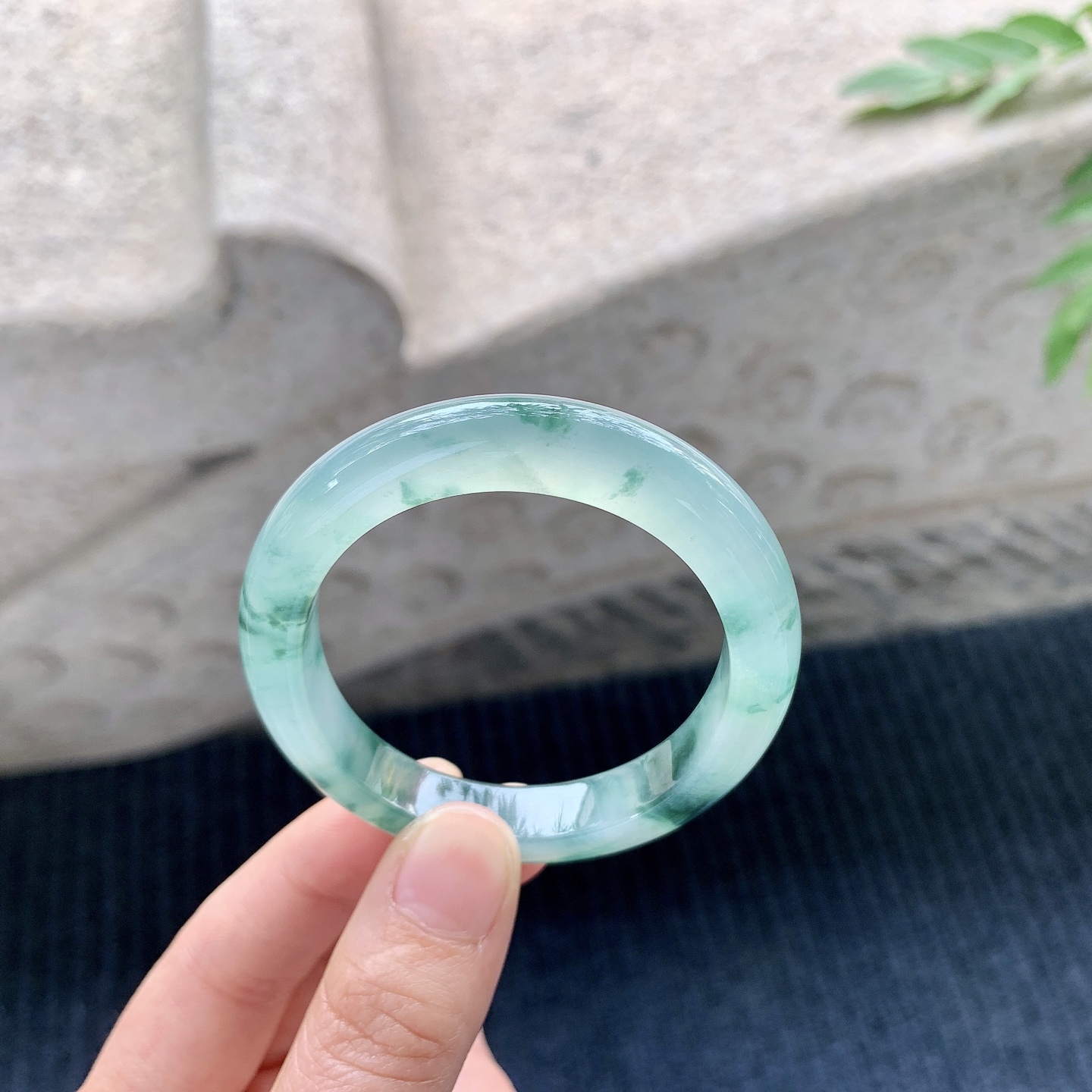 贵妃50 51 圈口51.3/45.4/9.5/7.4 糯冰飘绿花，水润，种老，细腻，打灯有纹线GL121337