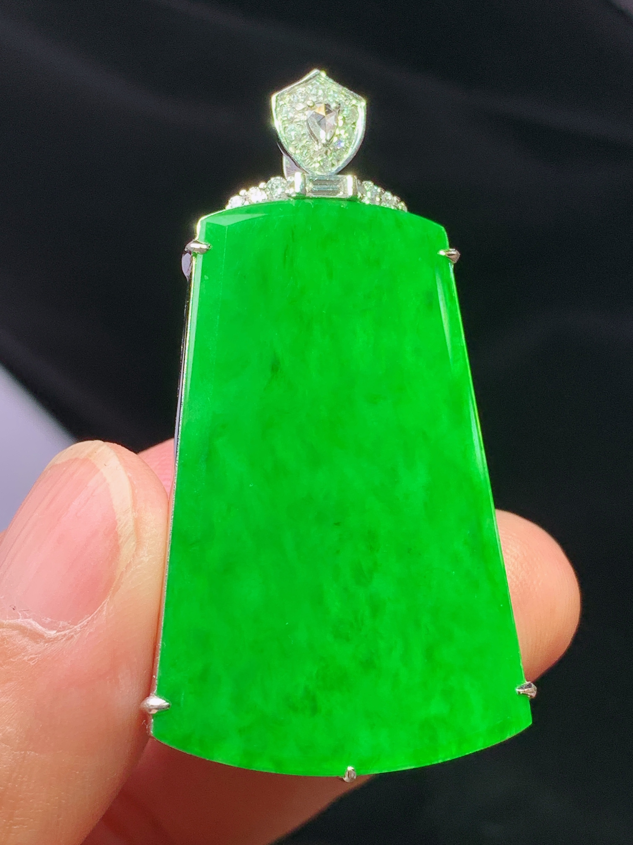 18k金钻镶嵌阳绿无事牌吊坠 玉质细腻 水润亮眼 色泽艳丽 整体尺寸48*25*9.2f1