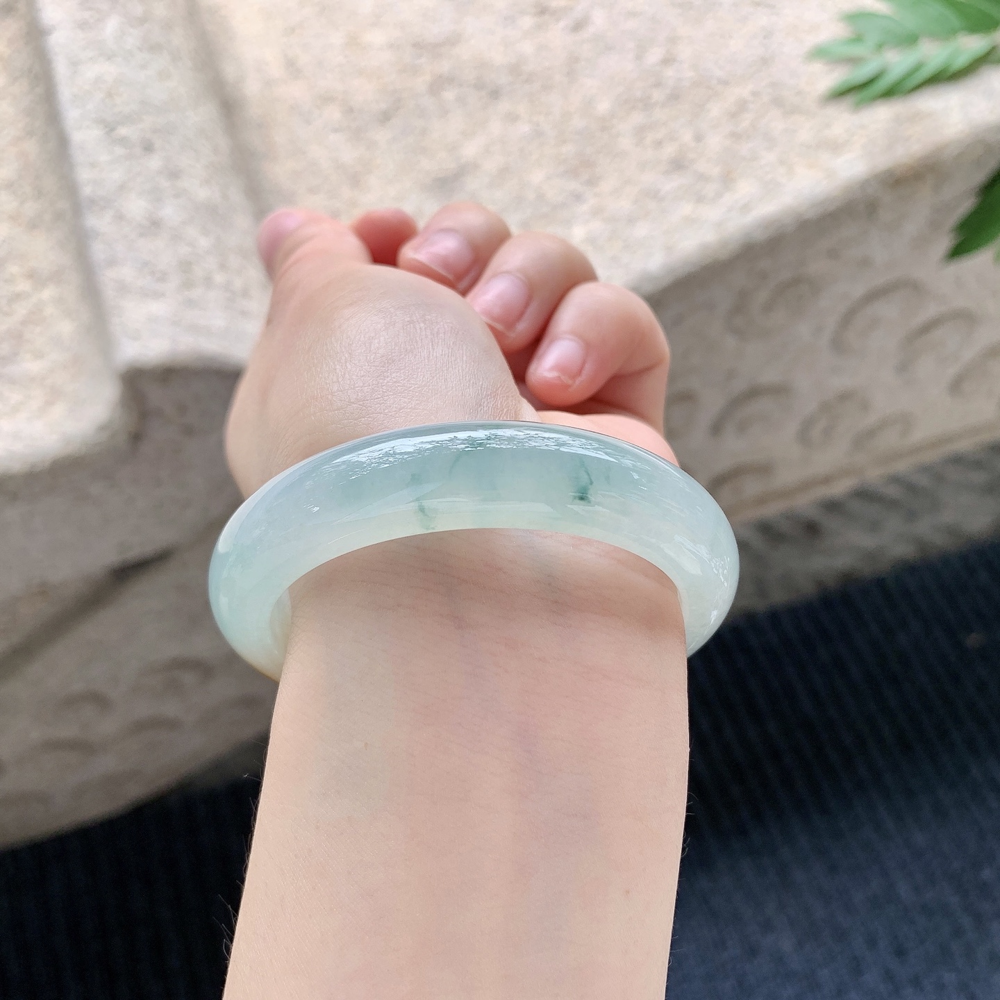 正圈52 53【圈口】53.5/12.4/8【编码】T6040919【描述】冰糯飘黄翡，水润，种老，细腻，无裂