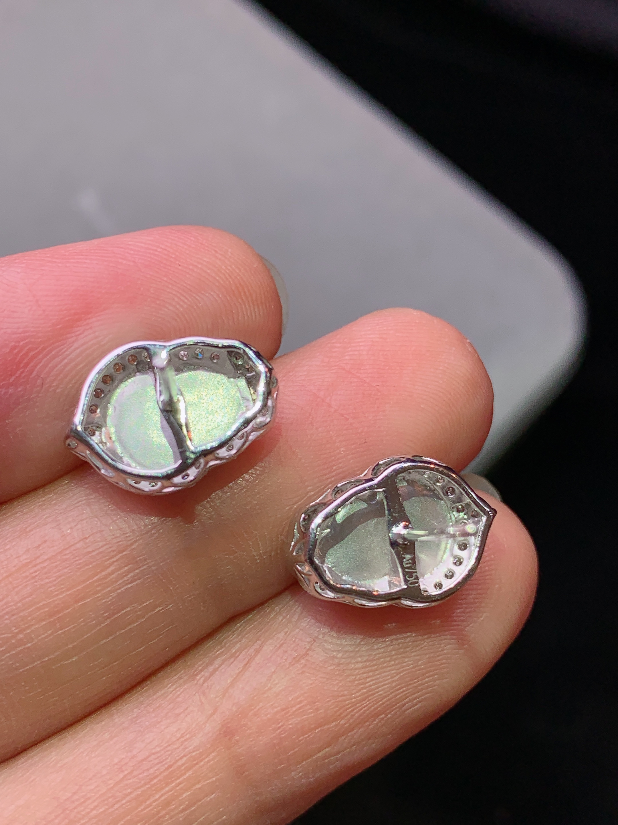 18k金钻镶嵌阳绿葫芦耳钉 玉质细腻 色泽艳丽清新 水润亮眼 整体尺寸13*9.2*7.2h1