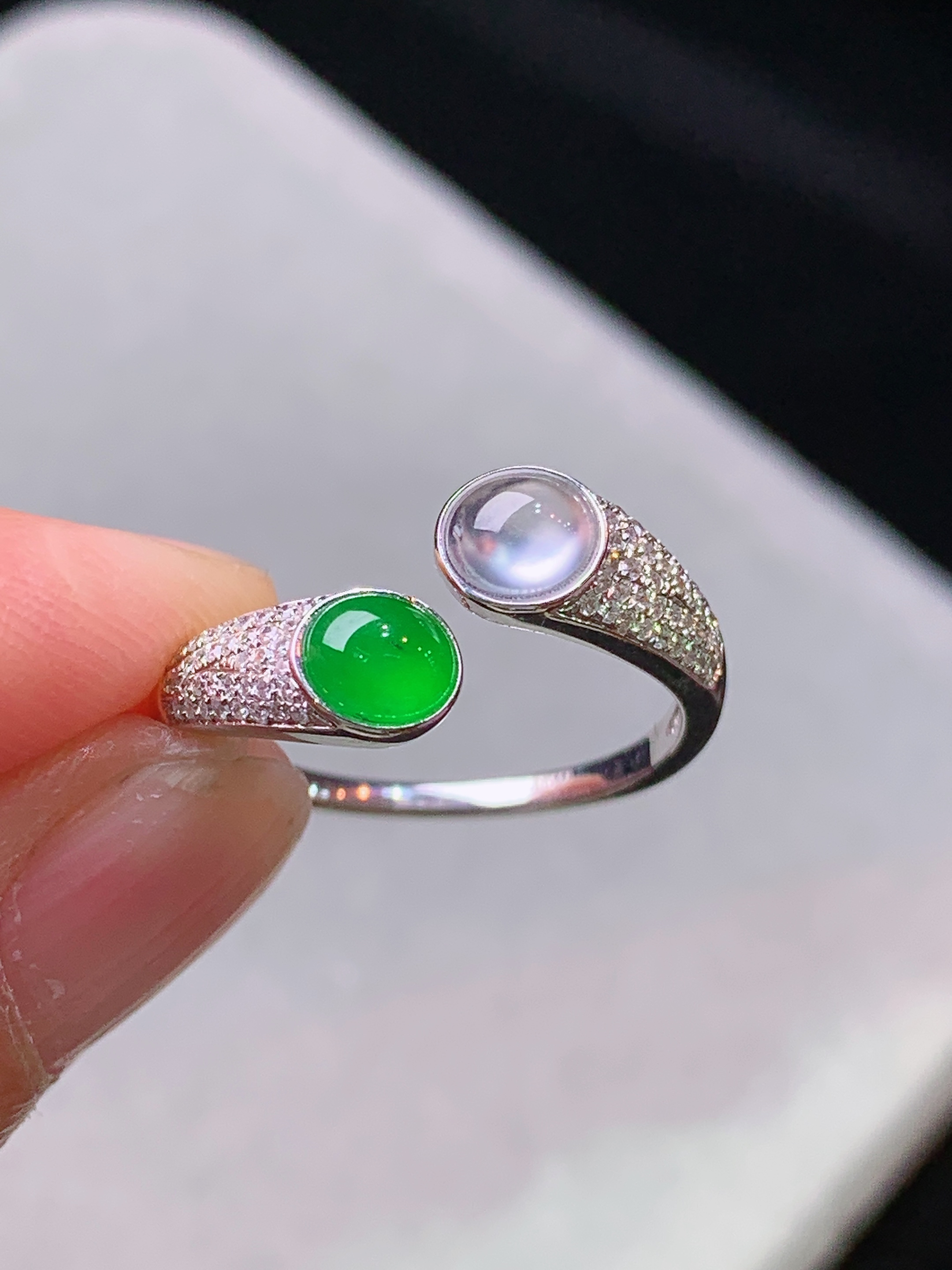 18k金钻镶嵌冰阳绿蛋面组合戒指 玉质细腻 水润亮眼 色泽艳丽 圈口13 裸石尺寸4.8*4.2*2