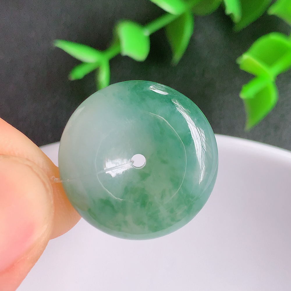 冰润飘花平安扣吊坠，厚装饱满，冰润剔透，细腻水足，种质润泽，飘花灵动，佩戴优雅大气，W49.13   尺寸：21.5-6.2mm