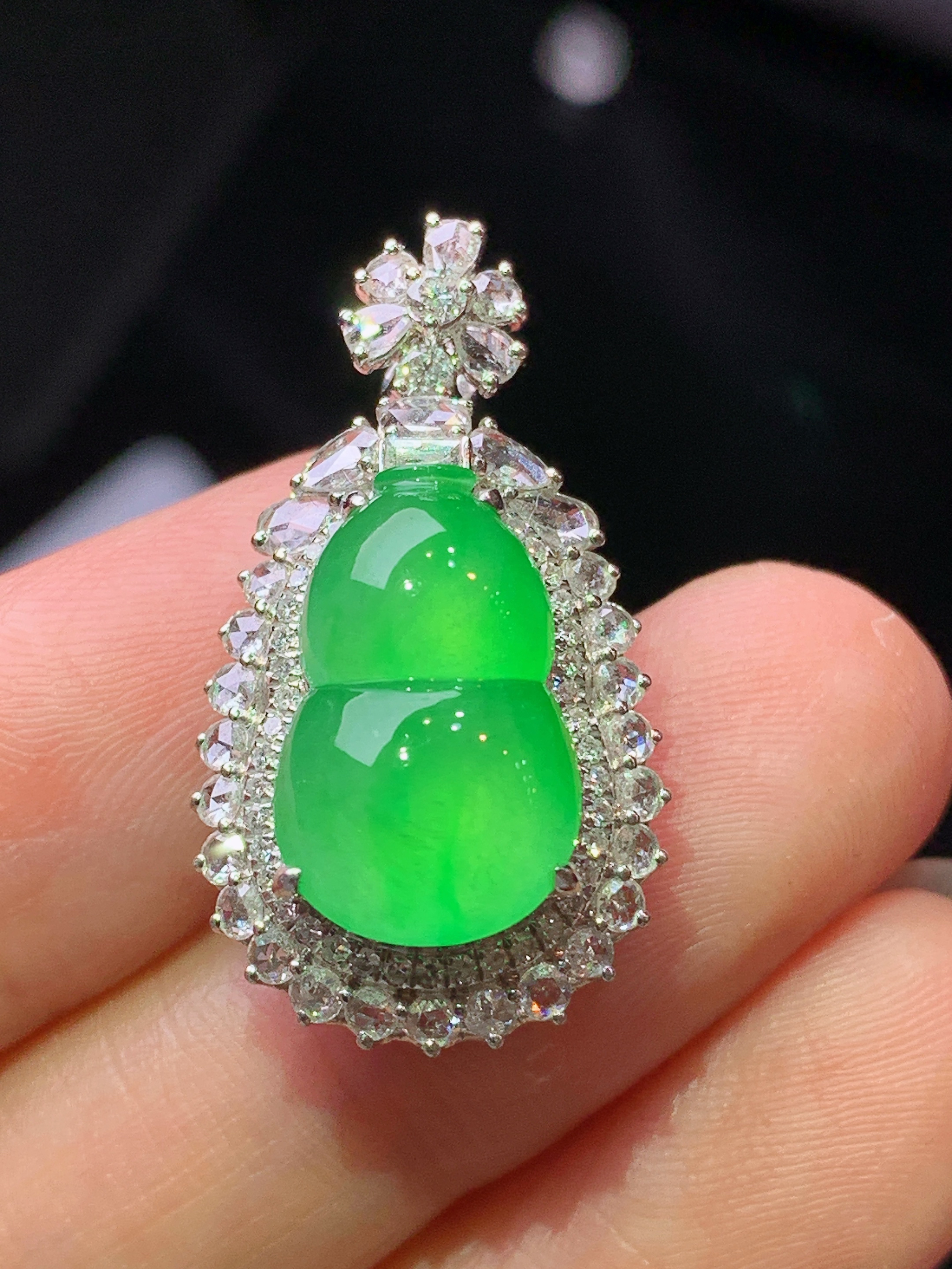 18k金钻镶嵌冰阳绿葫芦吊坠 玉质细腻 水润亮眼 色泽艳丽 整体尺寸24.5*15.2*11.5z1