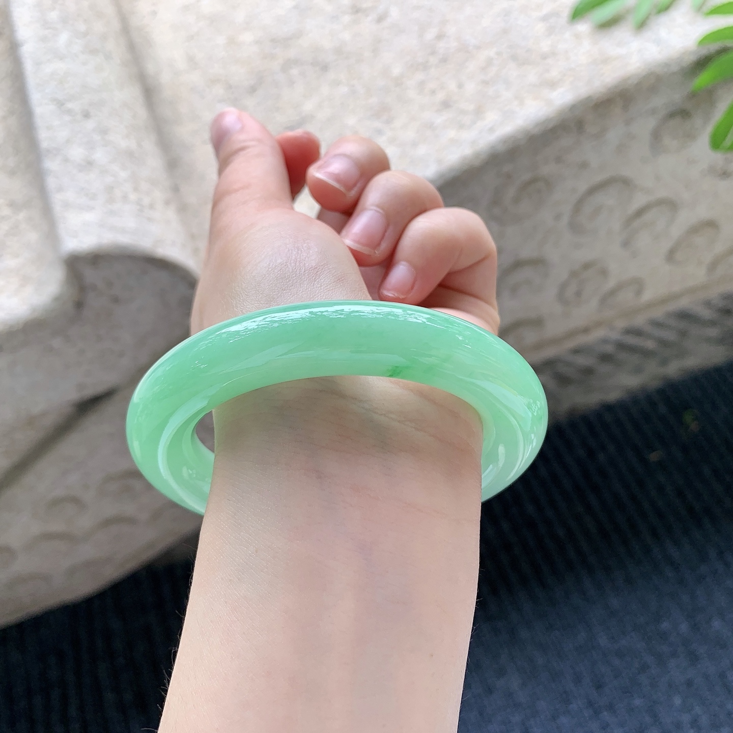 圆条58 59【圈口】58.4/12.8/12.8【编码】GH041543【描述】糯冰满绿，色匀，水润，种老，细腻，无裂纹