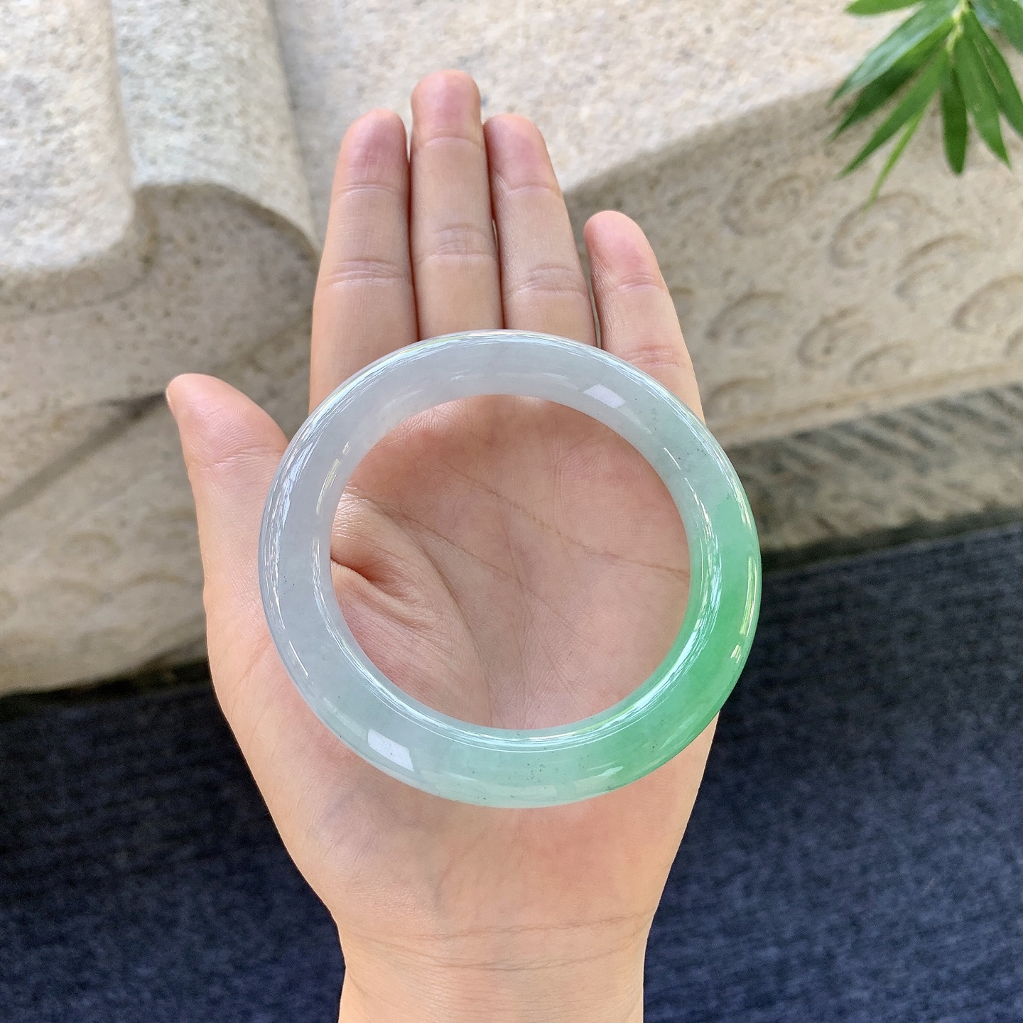 圆条54 55【圈口】55.6/10.7/10.5【编码】B2081065【描述】冰糯春彩，飘绿，水润，种老，细腻，有纹线