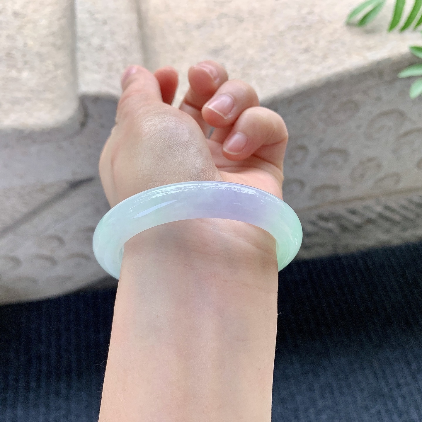 正圈50 51【圈口】51/9.8/8.2【编码】H1121419【描述】冰糯春彩，水润，种老，细腻，打灯有絮线